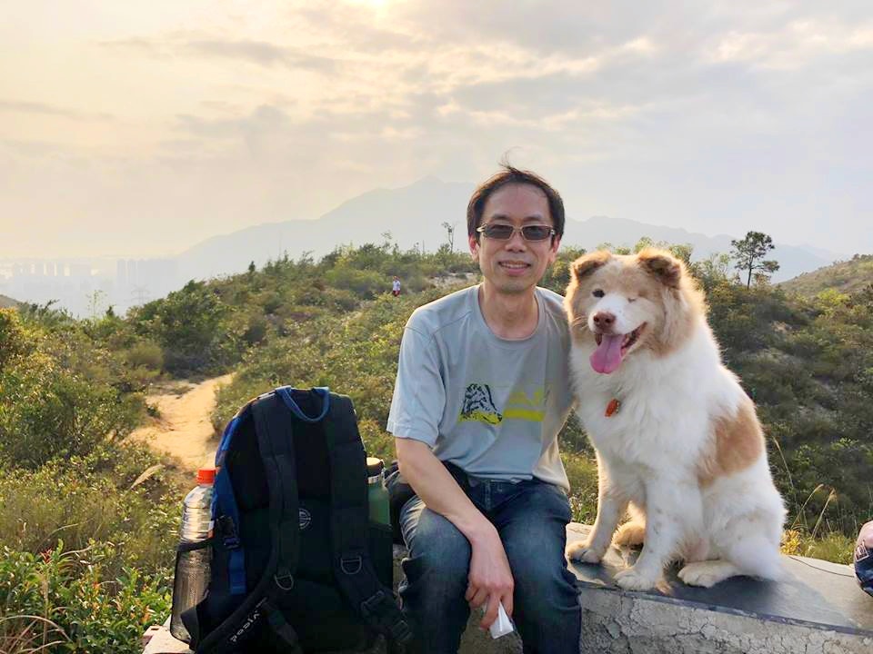 「淡定哥」在2013年遇上了現任主人Eddie。(Facebook@淡定哥) 「淡定哥」在2013年遇上了現任主人Eddie。(Facebook@淡定哥)