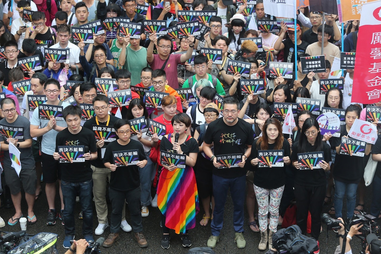 婚姻平權大平台總召集人呂欣潔表示,今天全台各地同志自行包超過10輛遊覽車前來,全球各國媒體也都集中台灣,都在看立法院究竟做出甚麼抉擇。 婚姻平權大平台總召集人呂欣潔表示,今天全台各地同志自行包超過10輛遊覽車前來,全球各國媒體也都集中台灣,都在看立法院究竟做出甚麼抉擇。