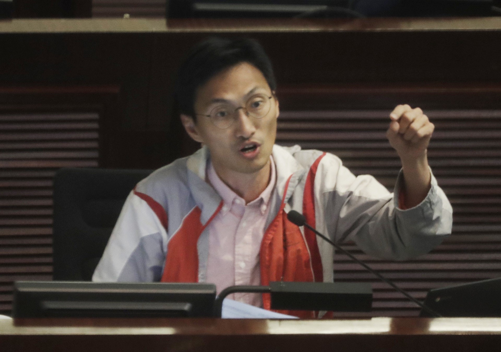 朱凱迪表示,石禮謙在信中以法案委員會主席名義提出的內容是失實,因按照議事規則,只有法案委員會討論後,才能落實內會指引。(余俊亮攝) 朱凱迪表示,石禮謙在信中以法案委員會主席名義提出的內容是失實,因按照議事規則,只有法案委員會討論後,才能落實內會指引。(余俊亮攝)