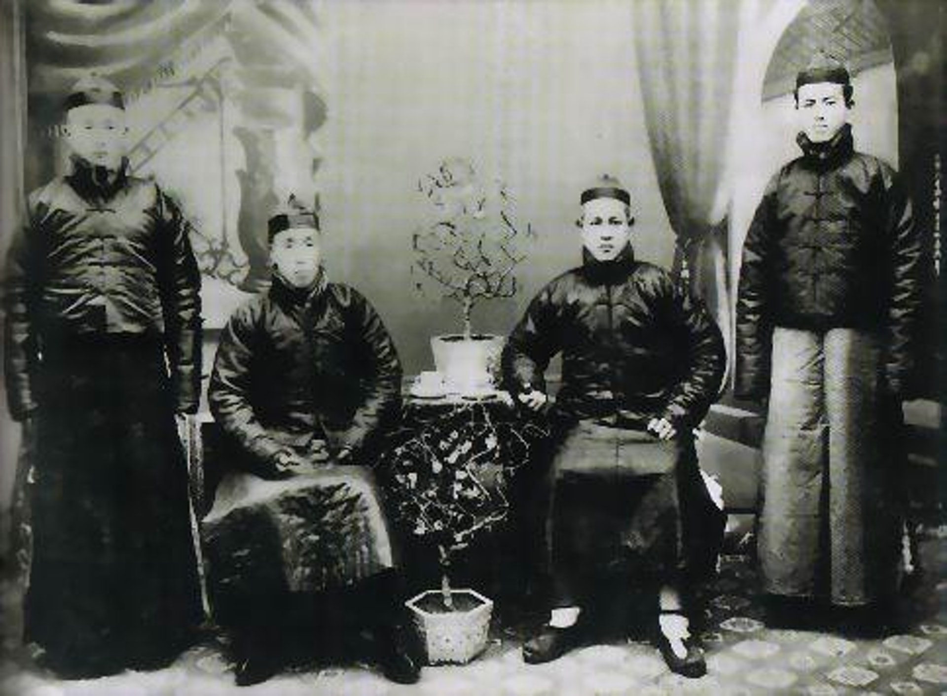 程廷華(前排右坐者),八卦掌之祖董海川門下「八大弟子」之一,因善摔跤及其他借力打法,故被譽為八卦掌的「柔掌」一脈。其弟子能人輩出,且經常代師傳藝,最後在八國聯軍一役中喪生。圖片擷取自http://bit.ly/2EiP5MK 程廷華(前排右坐者),八卦掌之祖董海川門下「八大弟子」之一,因善摔跤及其他借力打法,故被譽為八卦掌的「柔掌」一脈。其弟子能人輩出,且經常代師傳藝,最後在八國聯軍一役中喪生。圖片擷取自http://bit.ly/2EiP5MK
