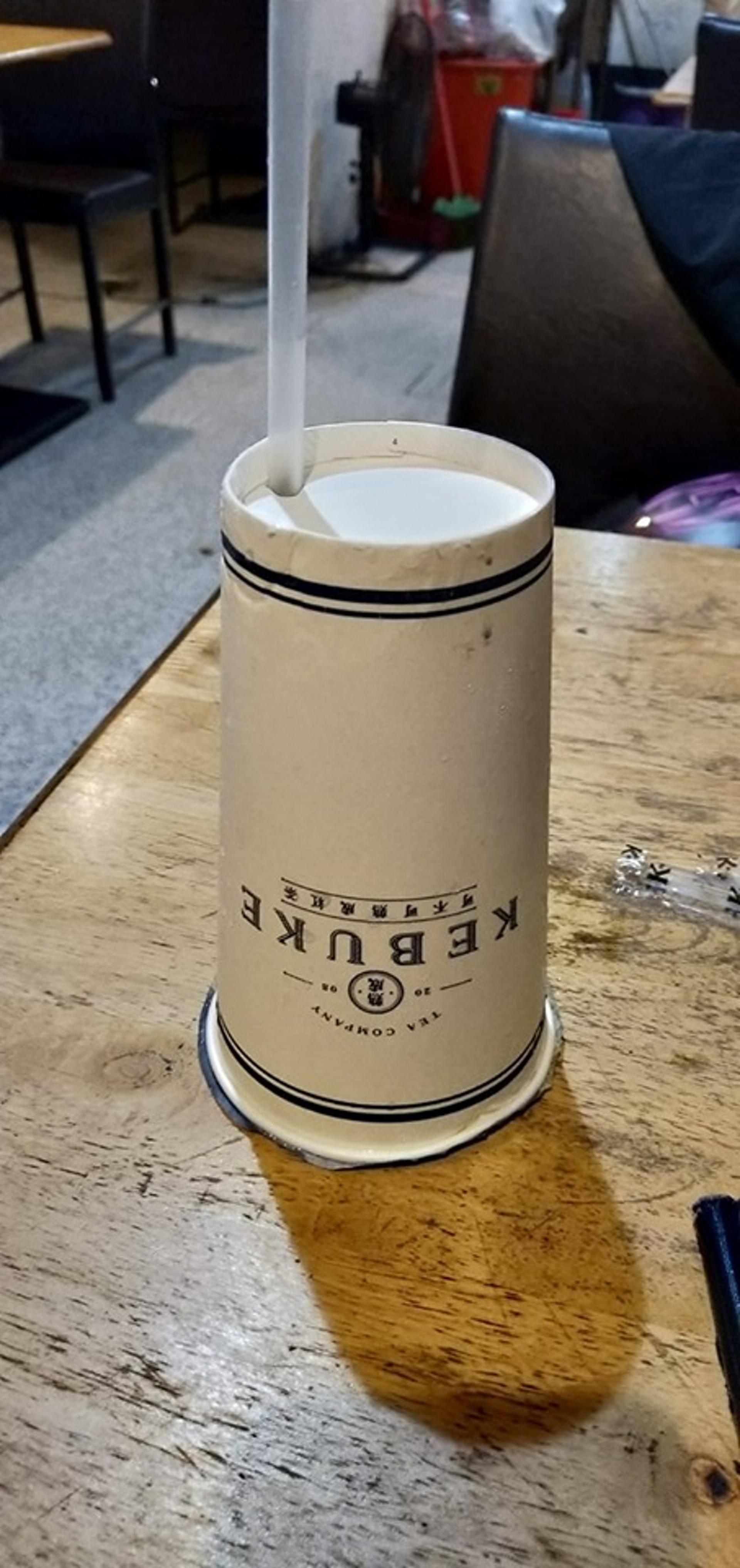 網民把飲品倒轉來喝,在杯底的洞內插入飲管。(爆怨公社fb圖片) 網民把飲品倒轉來喝,在杯底的洞內插入飲管。(爆怨公社fb圖片)