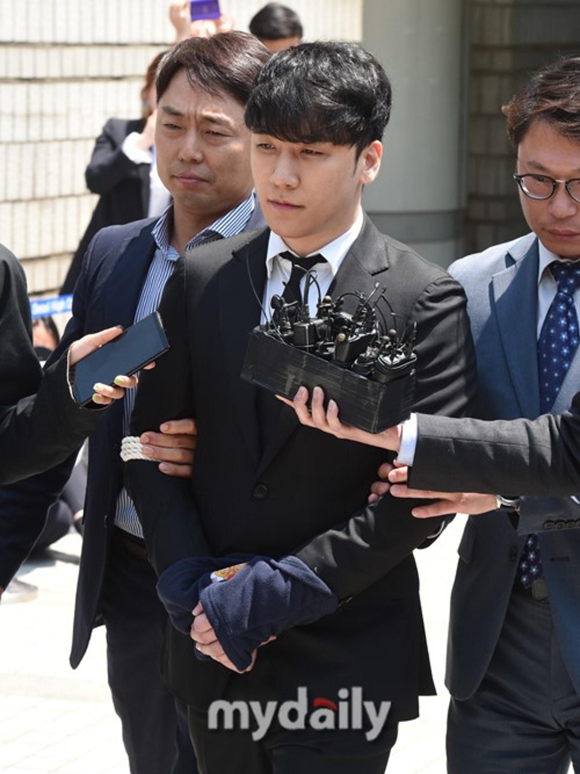 勝利曾召兩女到寓所進行性交易,並疑似有試鐘之嫌。(mydaily) 勝利曾召兩女到寓所進行性交易,並疑似有試鐘之嫌。(mydaily)