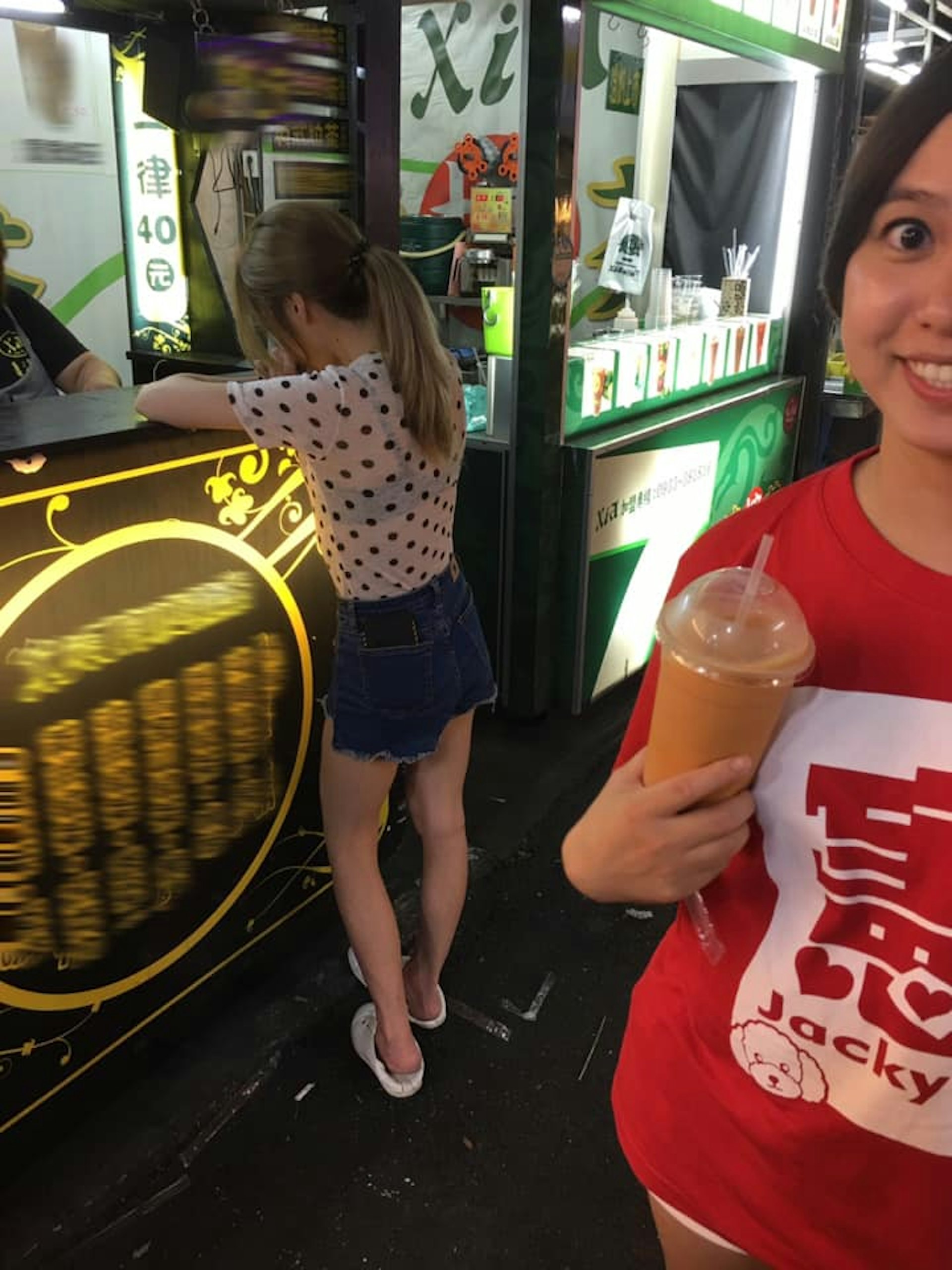 台女在鏡頭前被斬掉半邊身,相片主角變成背後的透視正妹。(fb群組「爆廢公社」圖片) 台女在鏡頭前被斬掉半邊身,相片主角變成背後的透視正妹。(fb群組「爆廢公社」圖片)