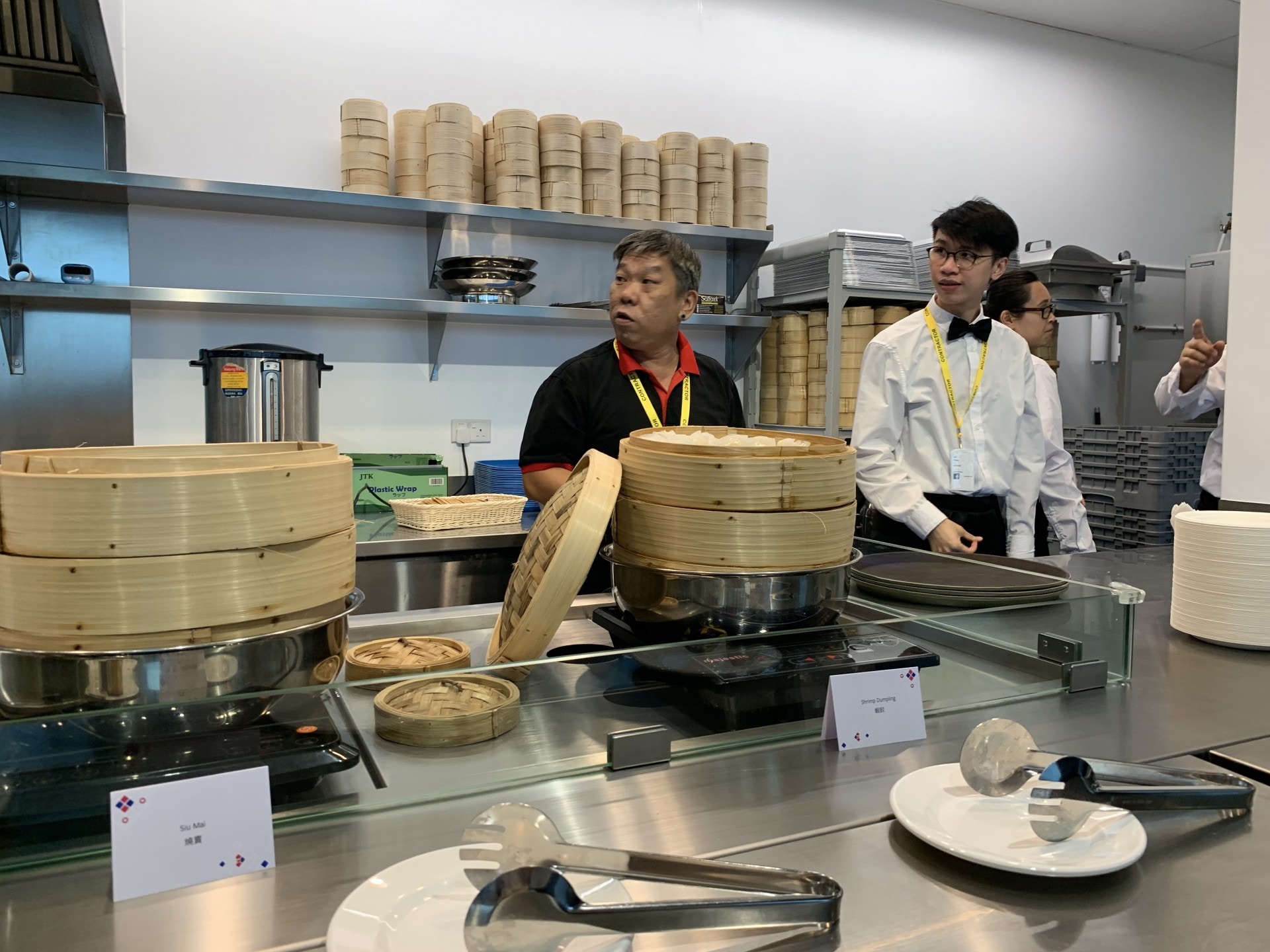 Facebook香港搬遷新辦公室，增設開放式食堂空間，全天侯免費提供各類零食、熱餐及飲品，由廚師即叫即炒。（陳淑霞攝）
