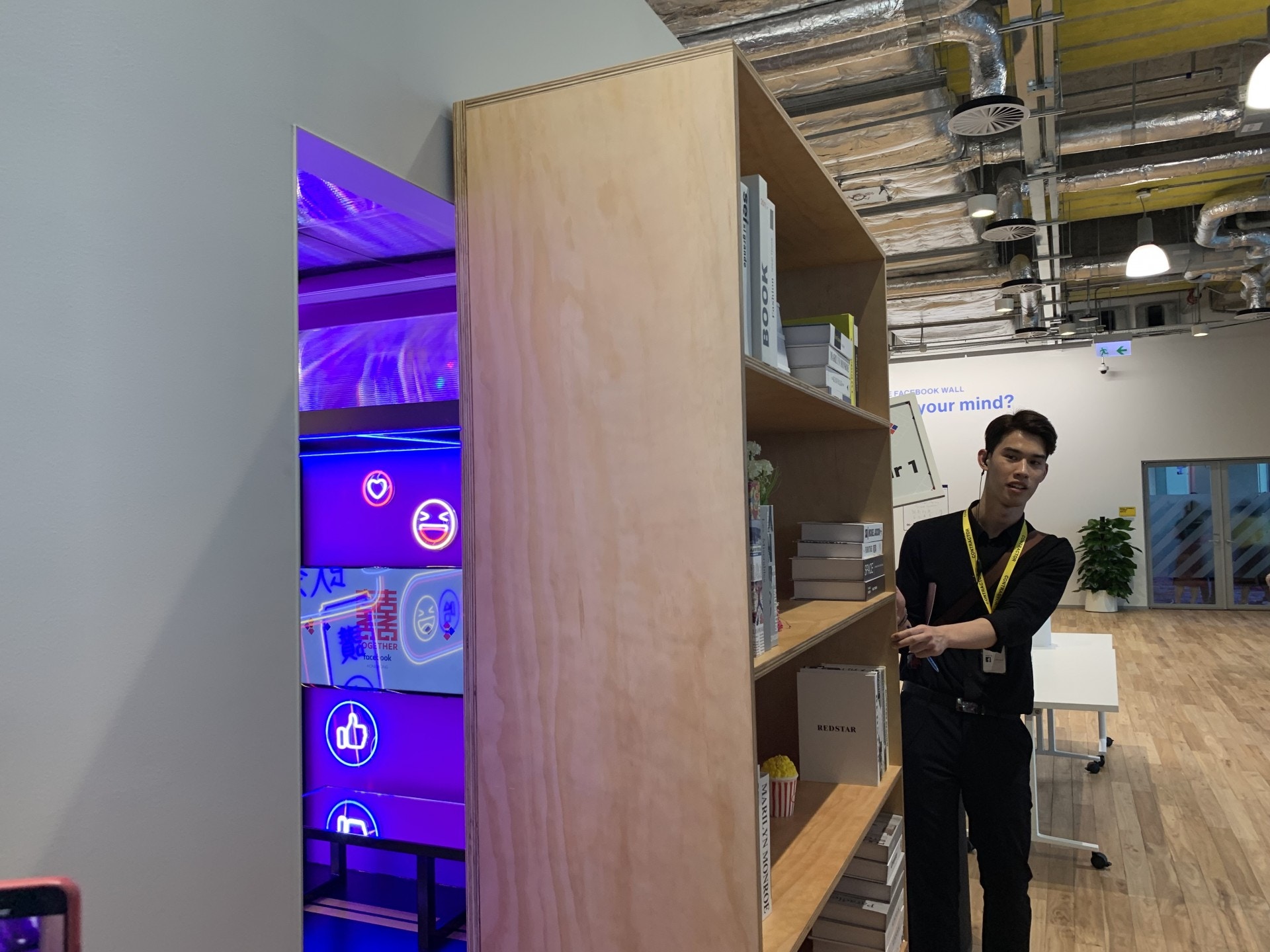 辦公室摩登感十足,牆壁由4位本地藝術家創作,以本港特色霓虹燈作設計藍圖。(陳淑霞攝) 辦公室摩登感十足,牆壁由4位本地藝術家創作,以本港特色霓虹燈作設計藍圖。(陳淑霞攝)