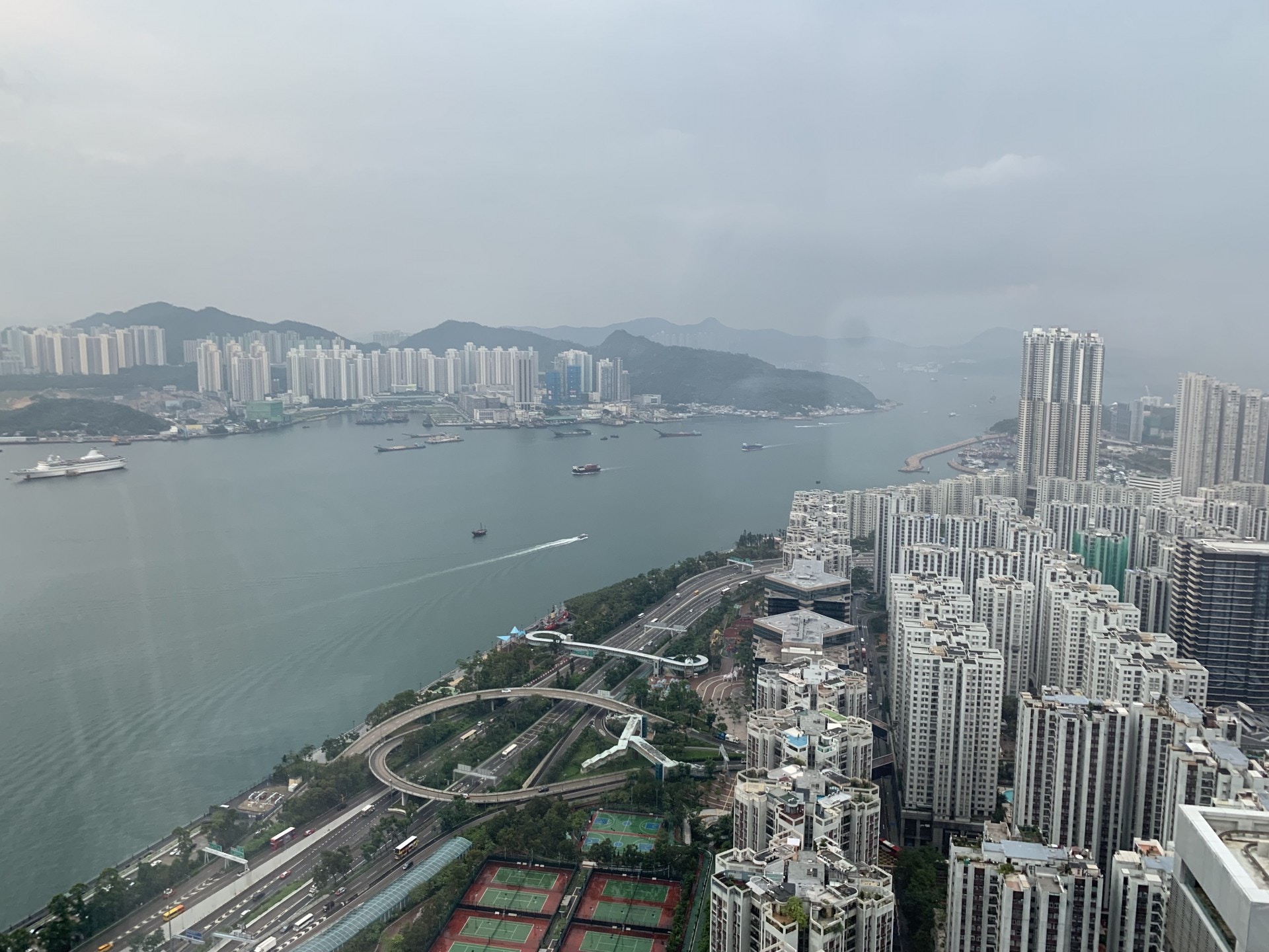 Facebook香港搬遷新辦公室,辦公室空間倘大,可遠眺維港美景。(陳淑霞攝) Facebook香港搬遷新辦公室,辦公室空間倘大,可遠眺維港美景。(陳淑霞攝)