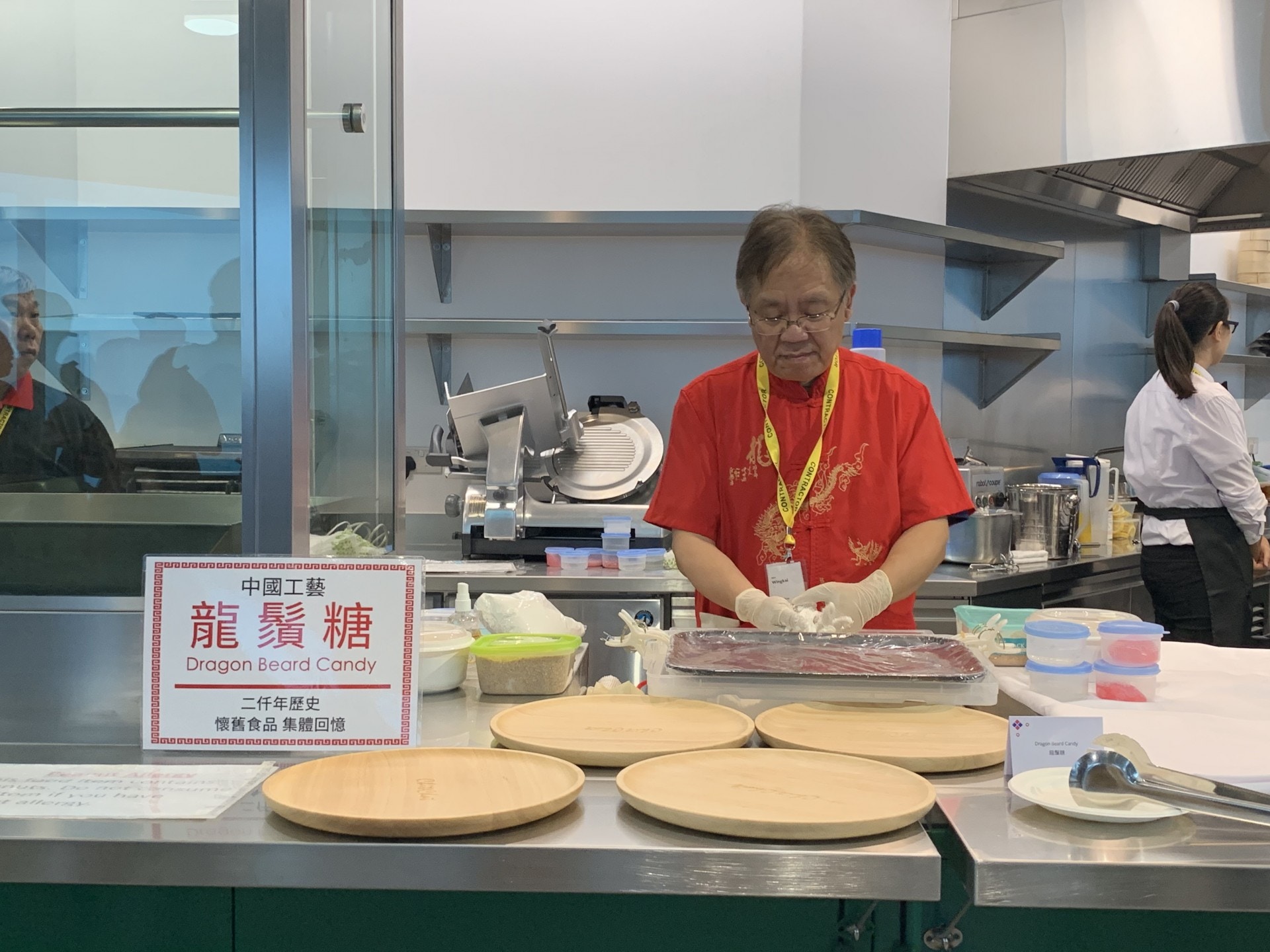 新辦公室全天侯提供各類零食、熱餐及飲品,現場所見猶如自助餐吧桌,擺放各式各樣熟食,亦有雞蛋仔、龍鬚糖等本地特式小吃。(陳淑霞攝) 新辦公室全天侯提供各類零食、熱餐及飲品,現場所見猶如自助餐吧桌,擺放各式各樣熟食,亦有雞蛋仔、龍鬚糖等本地特式小吃。(陳淑霞攝)