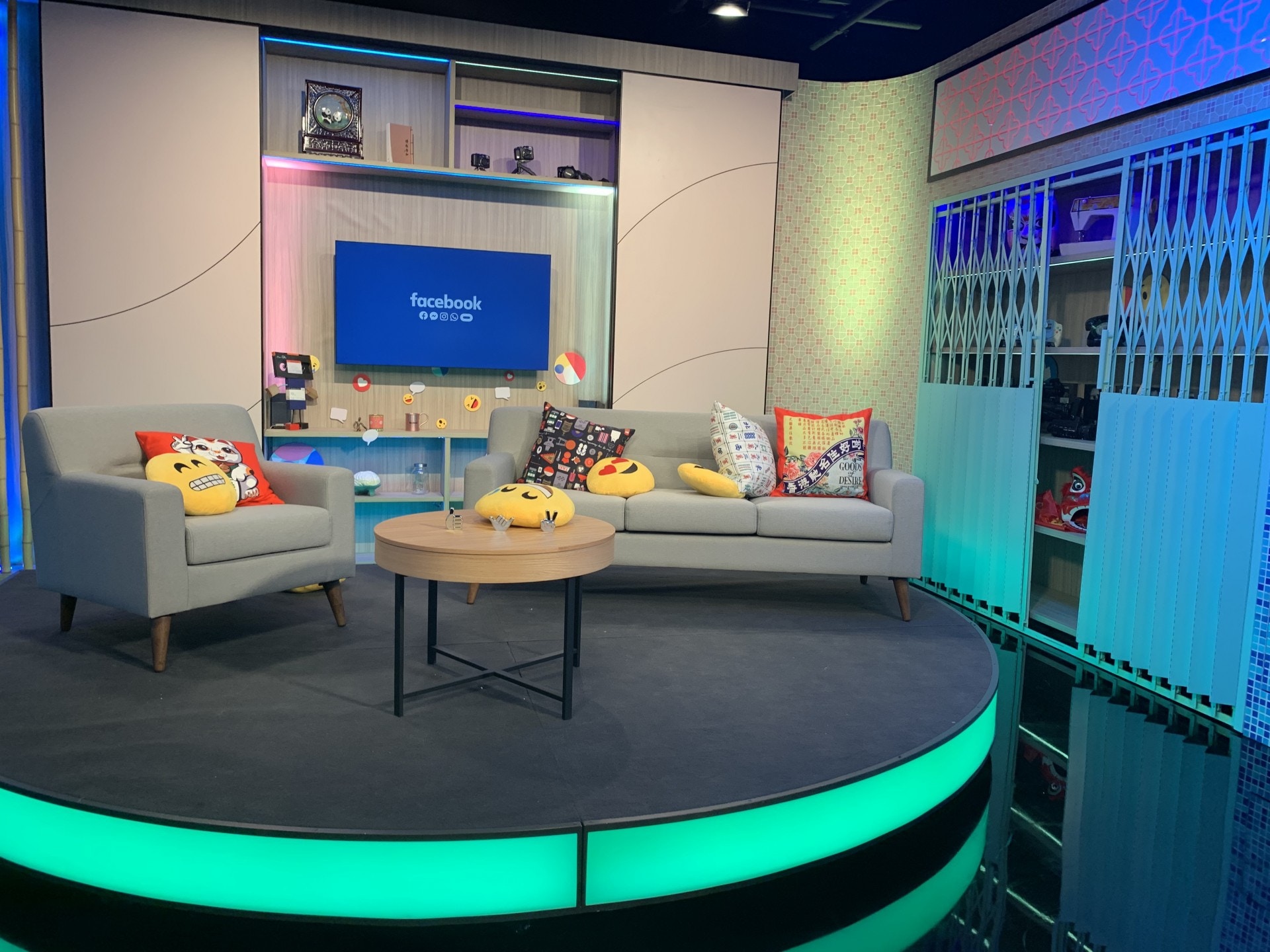 新辦公室亦加強數碼化，增設配備隔音裝置的「Facebook Live Studio」，可進行直播及錄影，方便員工與不同社群聯繫。（陳淑霞攝）