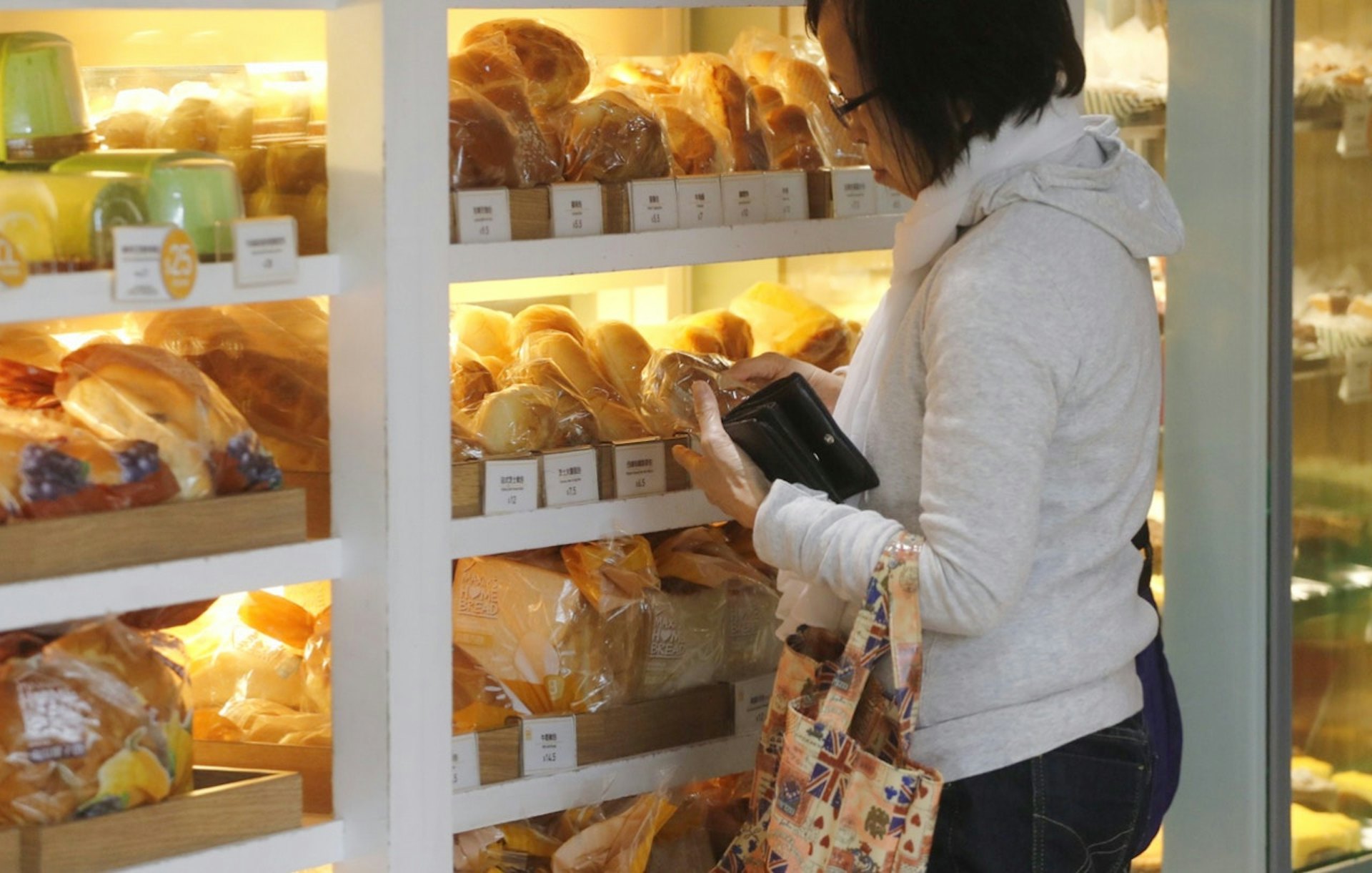 美心西餅及東海堂全線分店即日起不會主動提供額外膠袋。(資料圖片) 美心西餅及東海堂全線分店即日起不會主動提供額外膠袋。(資料圖片)