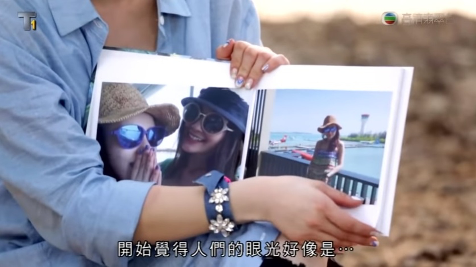 蔡卓妍(阿Sa)在一次馬爾代夫旅程中,特意用旅程拍下的照片製成了一本只屬於她們回憶的圖片集送給阿嬌。(YouTube截圖) 蔡卓妍(阿Sa)在一次馬爾代夫旅程中,特意用旅程拍下的照片製成了一本只屬於她們回憶的圖片集送給阿嬌。(YouTube截圖)