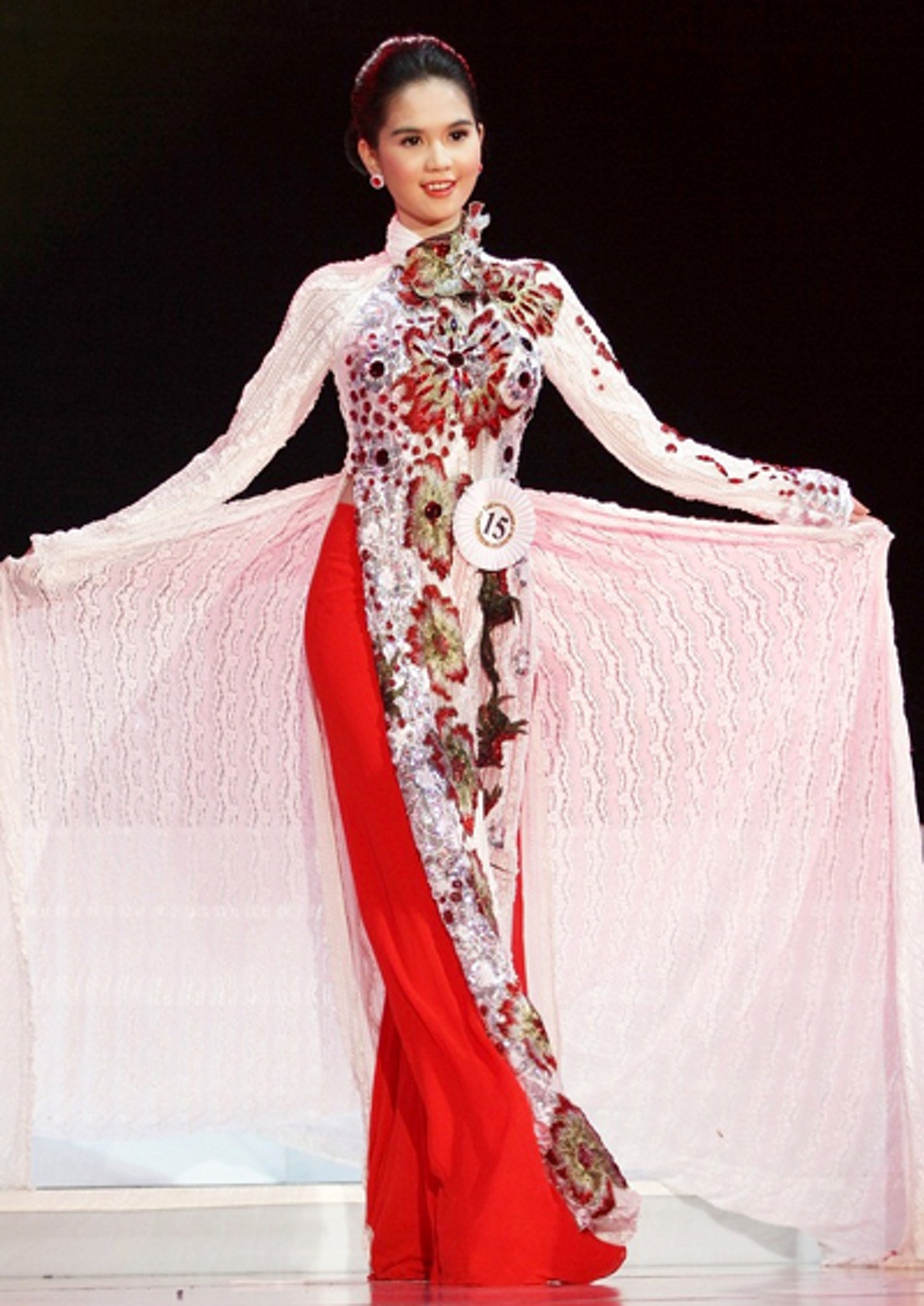 她在2011年參選國際越南小姐競選(Miss Vietnam International)並贏得冠軍。(網上圖片) 她在2011年參選國際越南小姐競選(Miss Vietnam International)並贏得冠軍。(網上圖片)