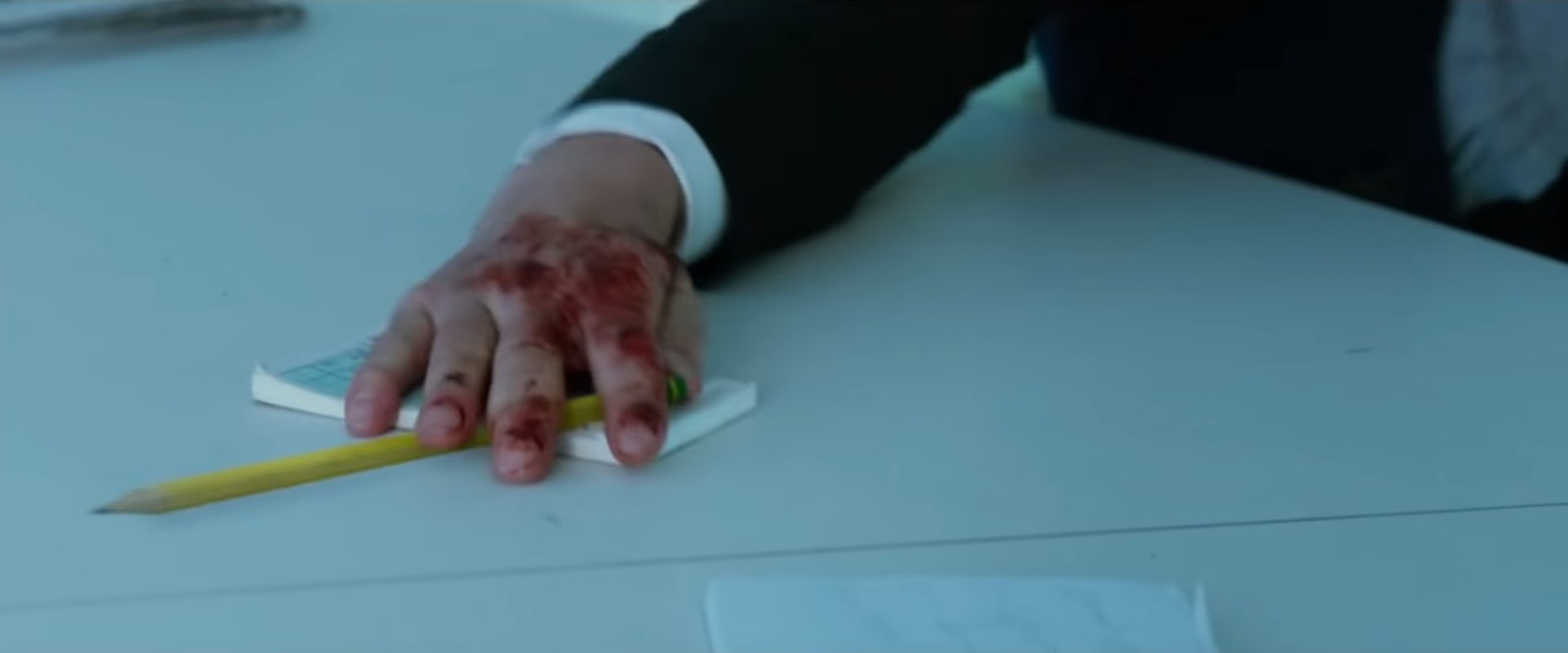 就係呢一幕鉛筆殺人。(《殺神John Wick 2》劇照) 就係呢一幕鉛筆殺人。(《殺神John Wick 2》劇照)