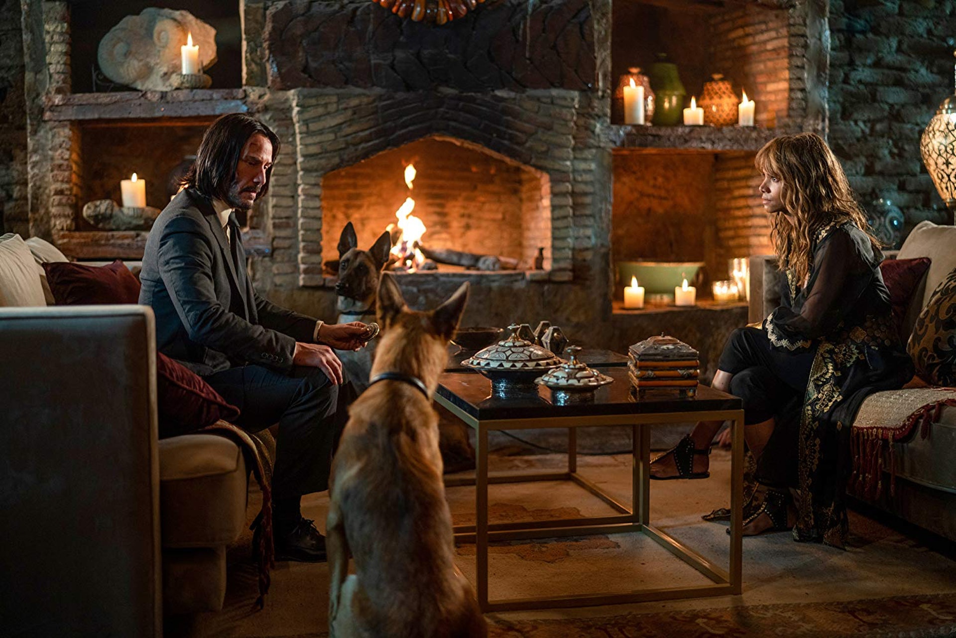 呢對狗狗好厲害。(《殺神John Wick 3》劇照) 呢對狗狗好厲害。(《殺神John Wick 3》劇照)