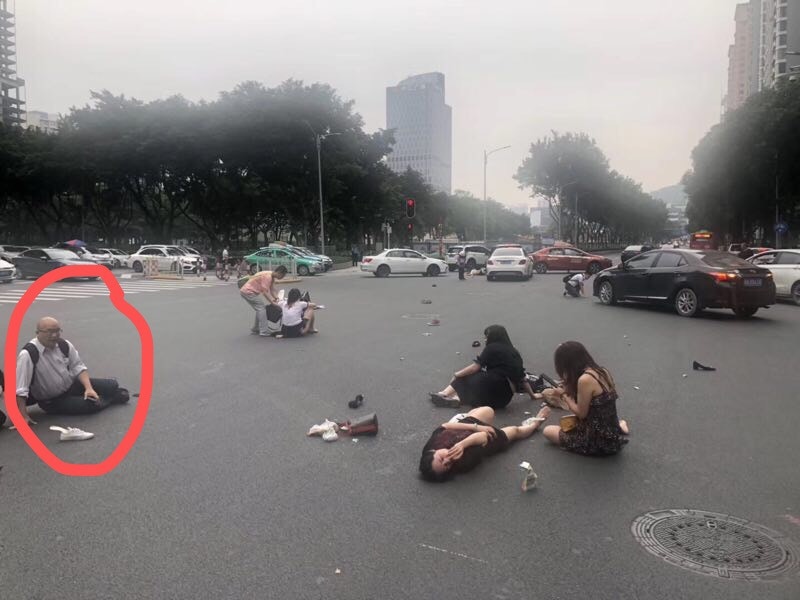 有片 廣州一平治車闖紅燈撞傷13路人傷者包括港駐粵辦新聞官 香港01 即時中國