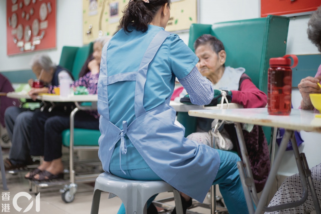 院舍長者多數需要他人照顧，所以處理藥物的任務，便落在了保健員身上。（資料圖片／鄭子峰攝）