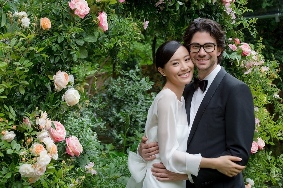 陳法拉於社交媒體宣佈5月18日已於巴黎結婚，老公為拍拖三年的Emmanuel Straschnov。兩人的婚禮在法國舉行，低調得來，亦充滿浪漫，而且原來這個地方，也是不少明星的結婚選擇？(@falachenfala)
