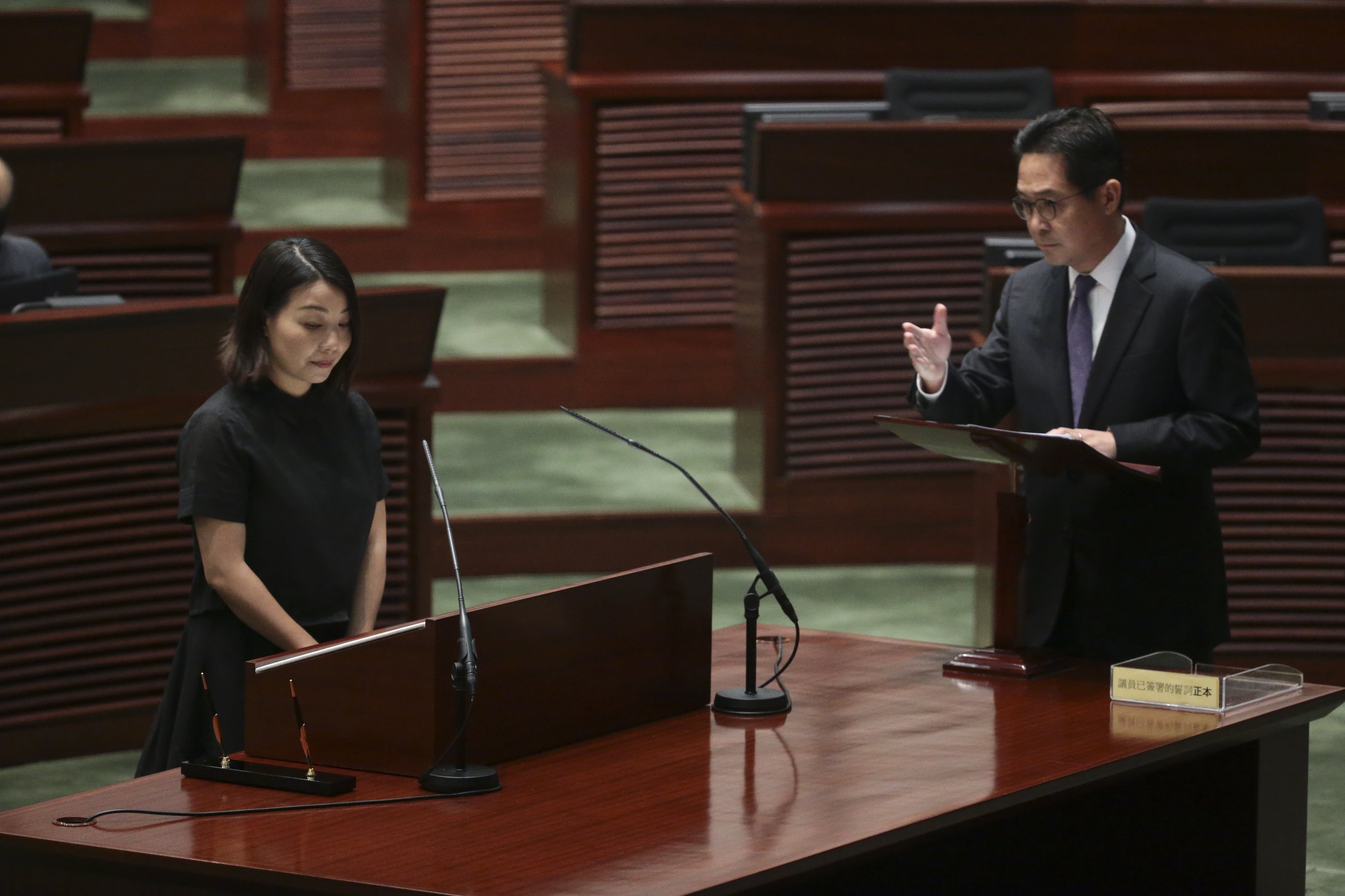 劉小麗在首次宣誓時以極慢速讀出誓詞，或面臨司法覆核。（資料圖片）