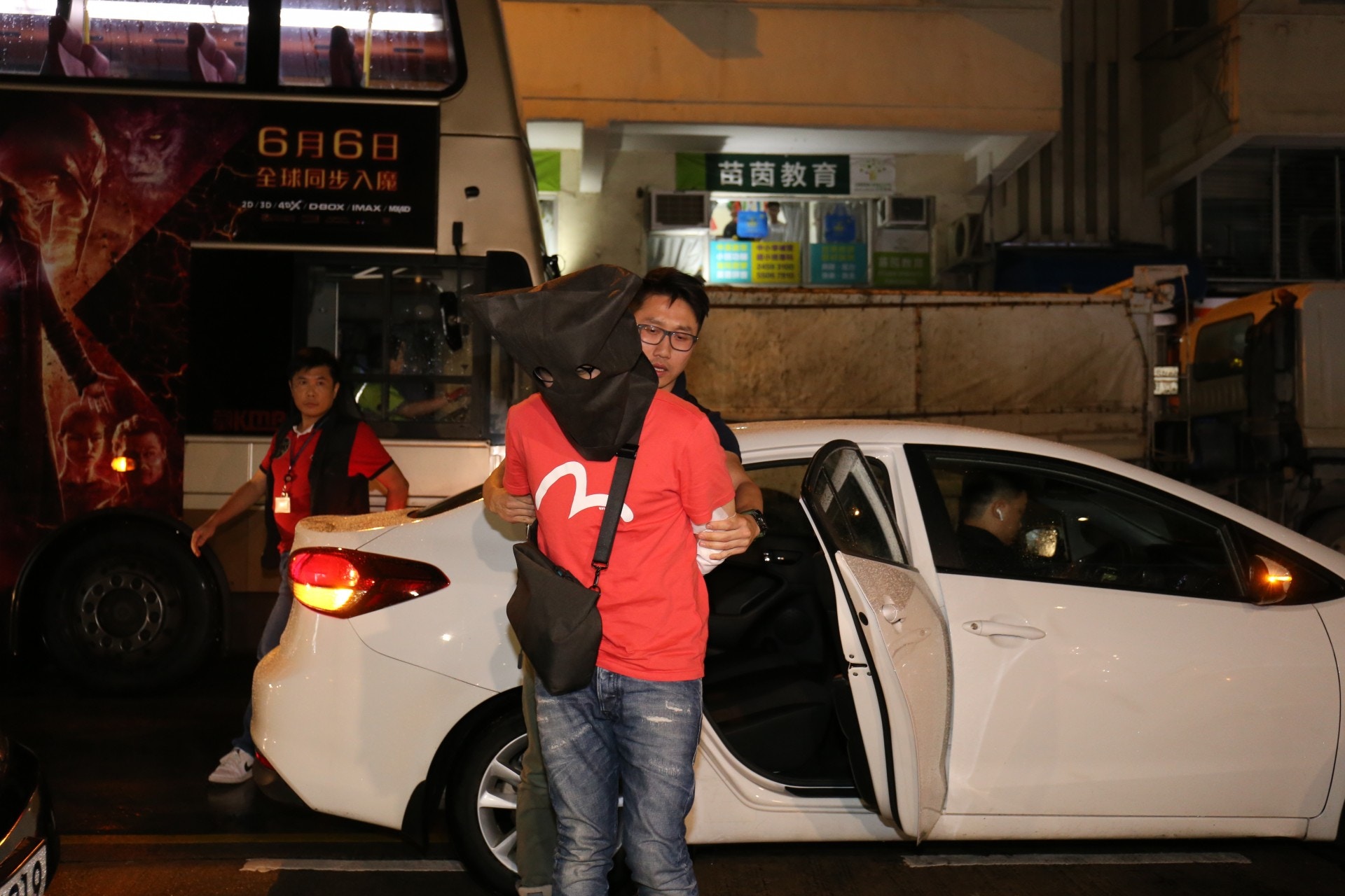警方將38歲男子帶返木廠街寓所搜證。（黃廸雯攝）