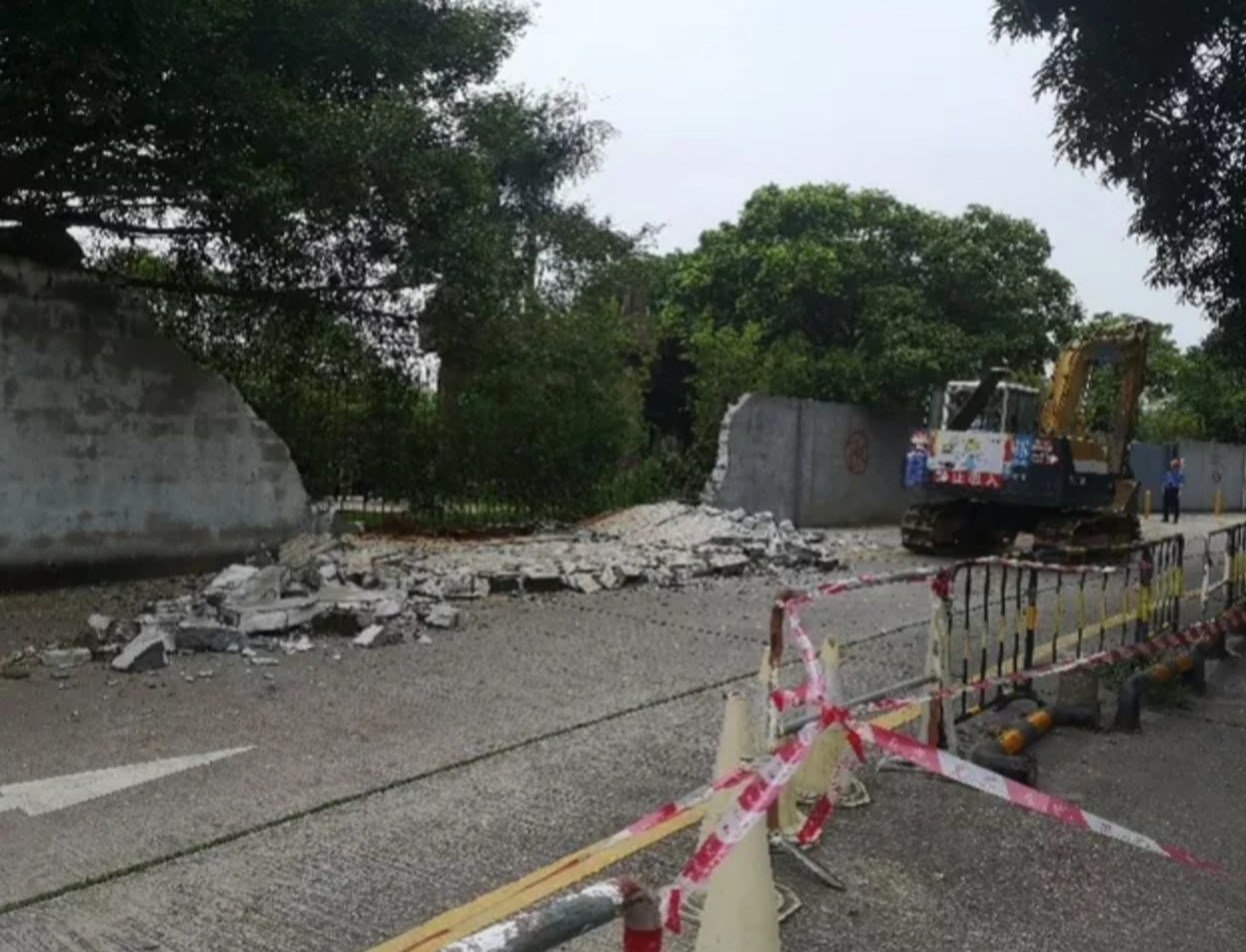 深圳福田區多個部門對香蜜湖度假區採取聯合行動,拆除區隺的違規建築。(網上圖片) 深圳福田區多個部門對香蜜湖度假區採取聯合行動,拆除區隺的違規建築。(網上圖片)