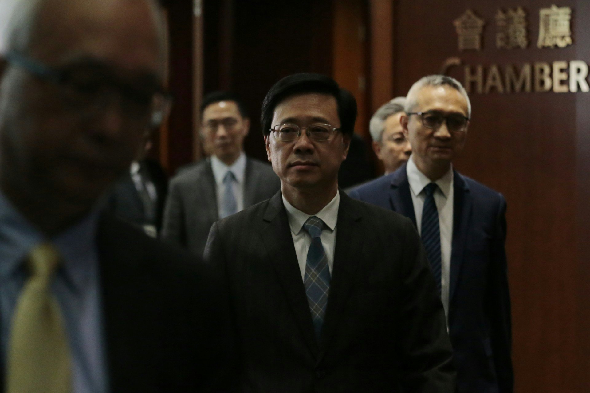 李家超指出,棄保潛逃並不包括在現行移交逃犯的46個罪類內。(梁鵬威攝) 李家超指出,棄保潛逃並不包括在現行移交逃犯的46個罪類內。(梁鵬威攝)