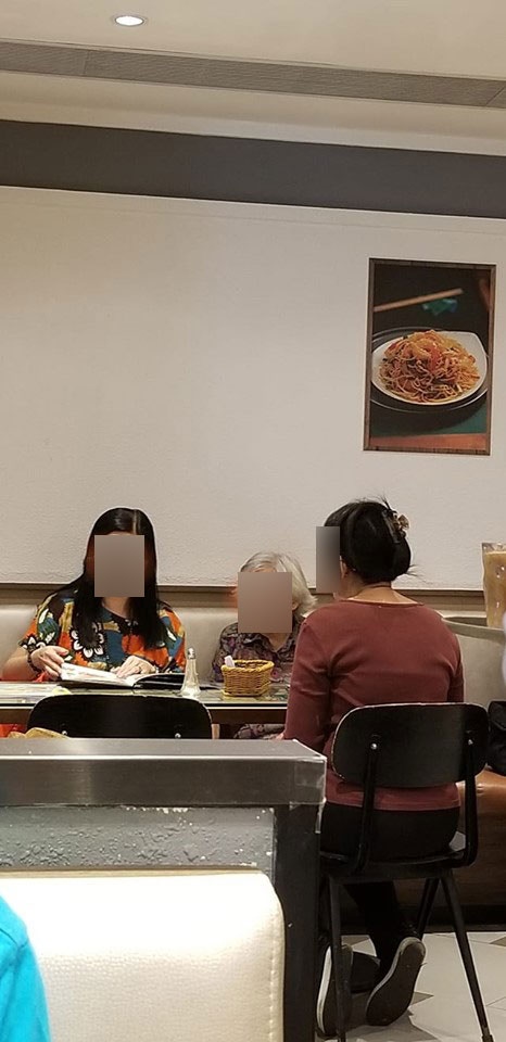 網民到將軍澳一商場食飯時，一名無取籌的婆婆搶先坐到其座位，令她相當氣憤。（fb群組「將軍澳」圖片）