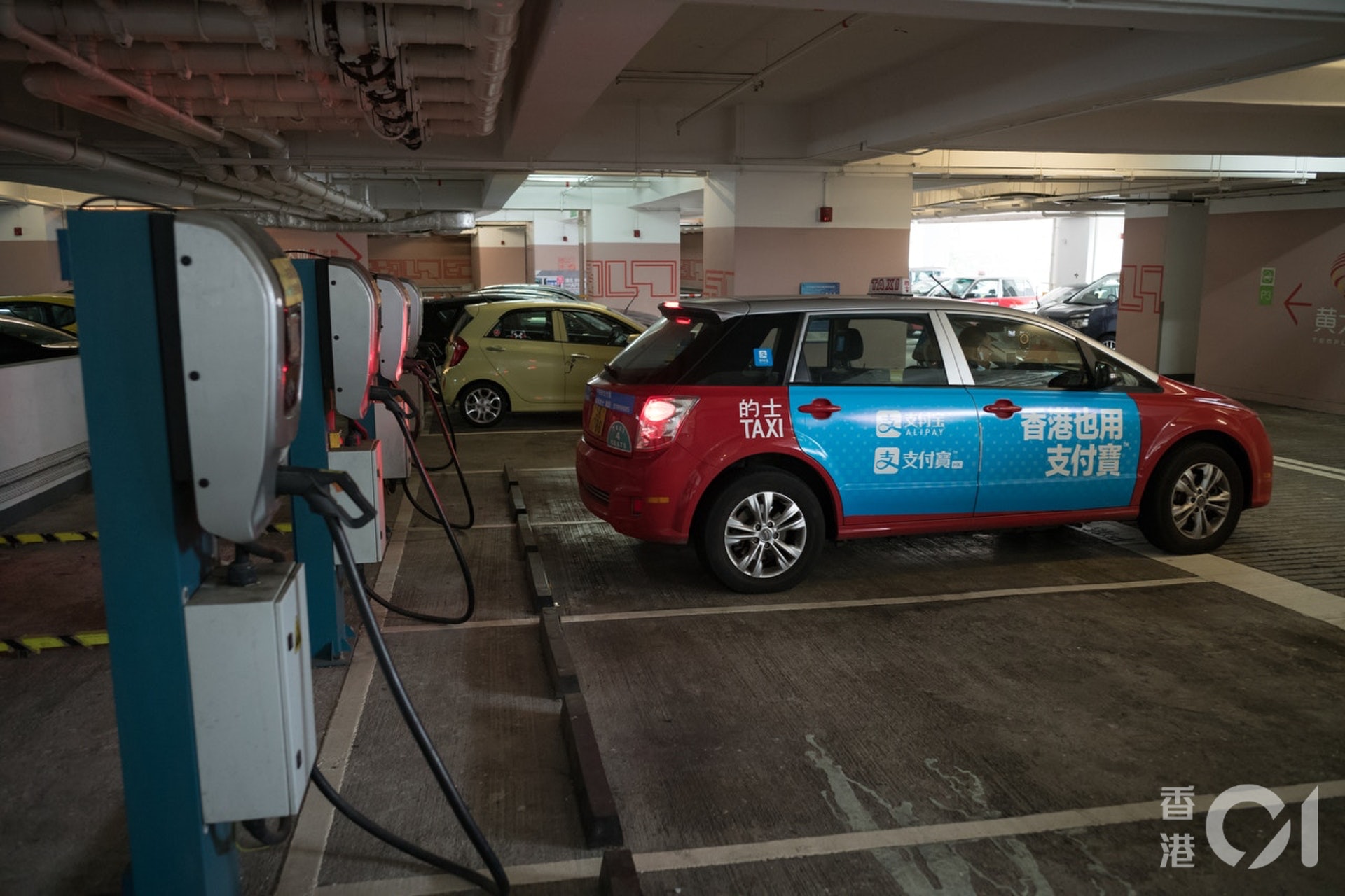 本港的士業界與政府早年曾引入比亞迪電動的士作試驗,不過均失敗告終,大部份電動的士完成試驗計劃後回收或改裝作私家車。(資料圖片/高仲明攝) 本港的士業界與政府早年曾引入比亞迪電動的士作試驗,不過均失敗告終,大部份電動的士完成試驗計劃後回收或改裝作私家車。(資料圖片/高仲明攝)