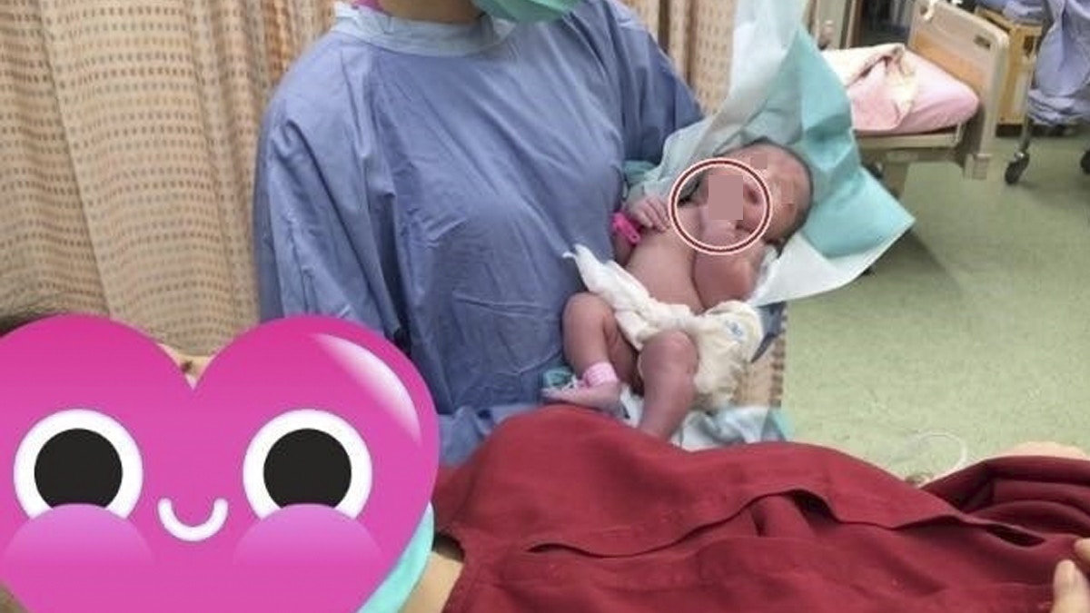 B女一出世即對阿爸舉中指網民爆笑 霸氣