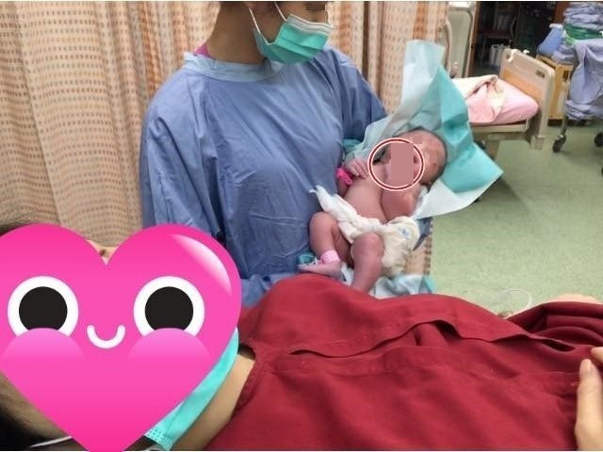 B女一出世即對阿爸舉中指網民爆笑 霸氣 B女一出世即對阿爸舉中指網民爆笑 霸氣