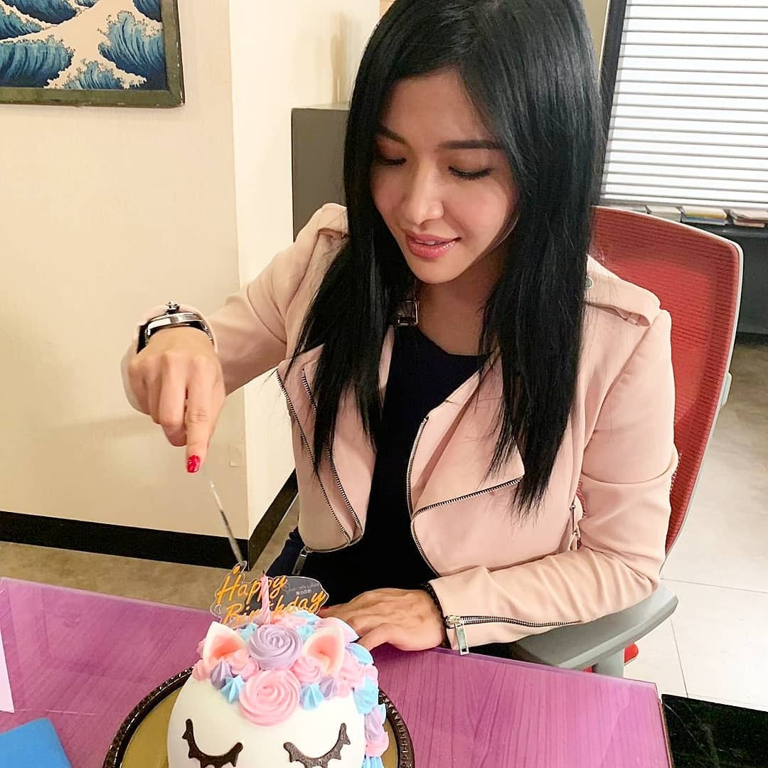 陳偉琪一邊為《開心速遞》一邊慶祝生日。（IG:vthechan)