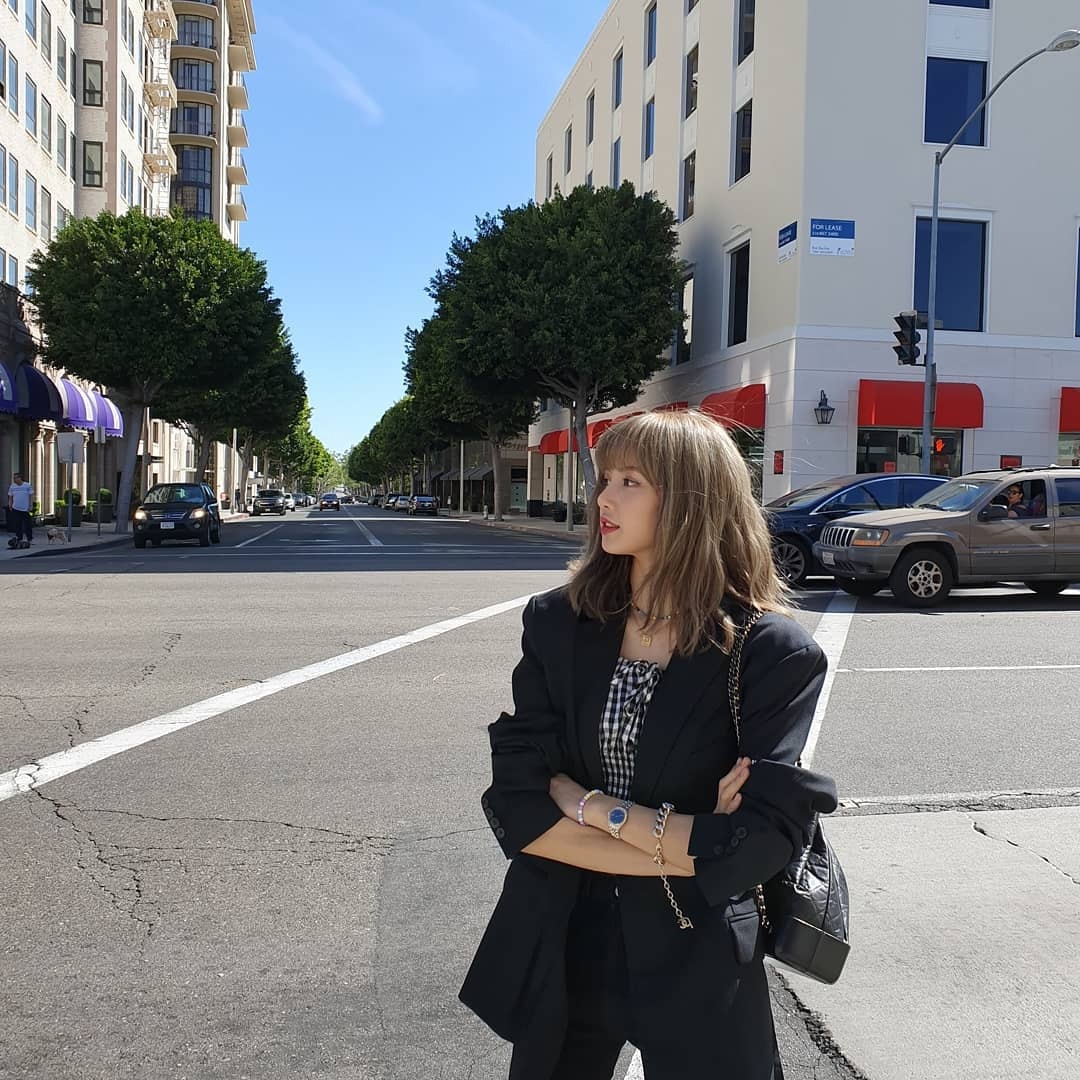 Lisa的淺色調短髮讓她看起來更帶脫俗的空靈感（IG_lalalalisa_m）