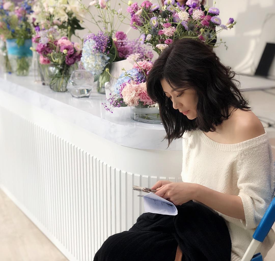 賈靜雯留有一頭黑髮，卻完全沒有沉悶刻板的感覺。（IG_alyssachia）