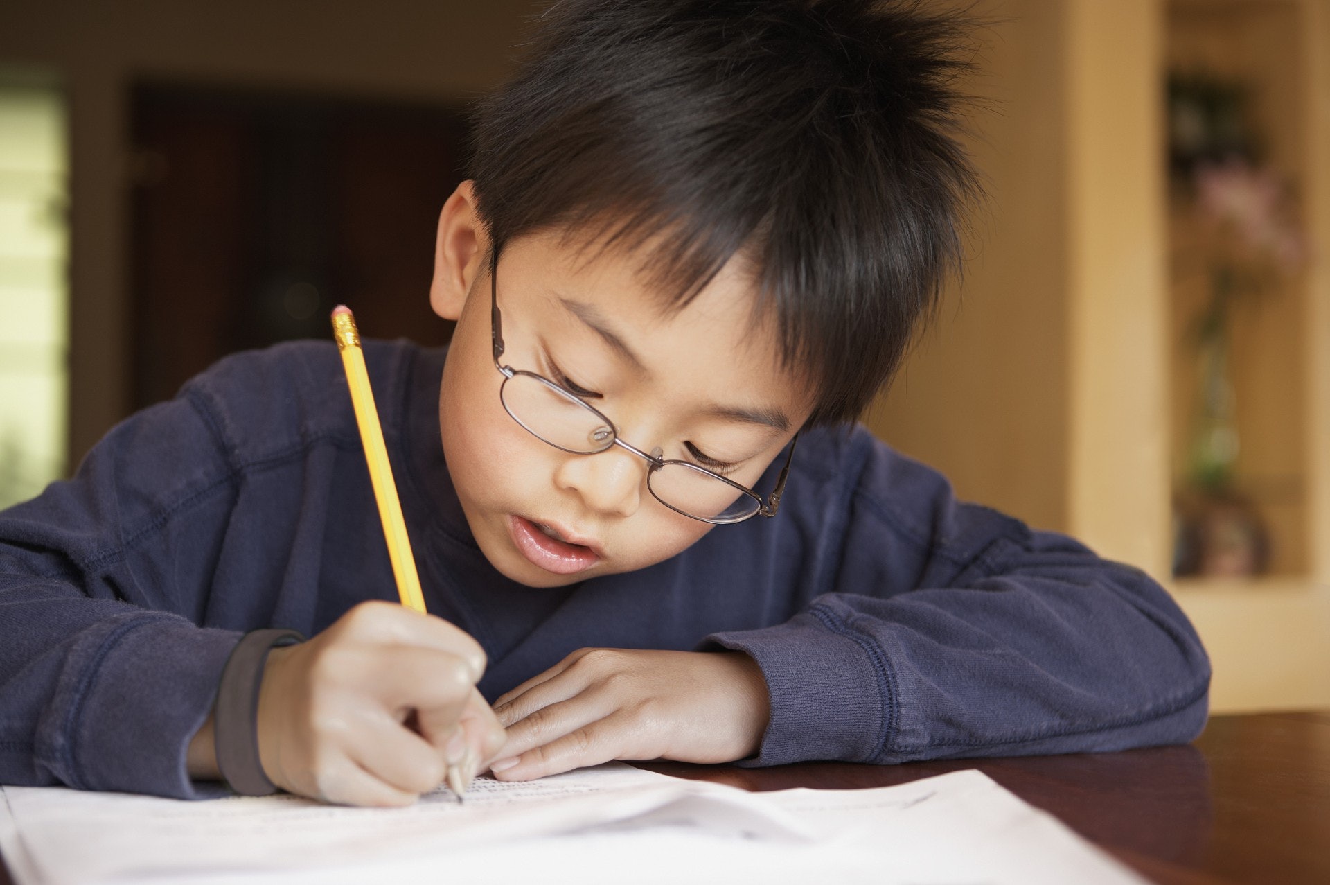 很多小孩年紀少少已需要配戴眼鏡,除了做功課時姿勢不當、過度使用電子產品,因眼敏感而經常捽眼也有機會增加散光。(VCG圖片) 很多小孩年紀少少已需要配戴眼鏡,除了做功課時姿勢不當、過度使用電子產品,因眼敏感而經常捽眼也有機會增加散光。(VCG圖片)