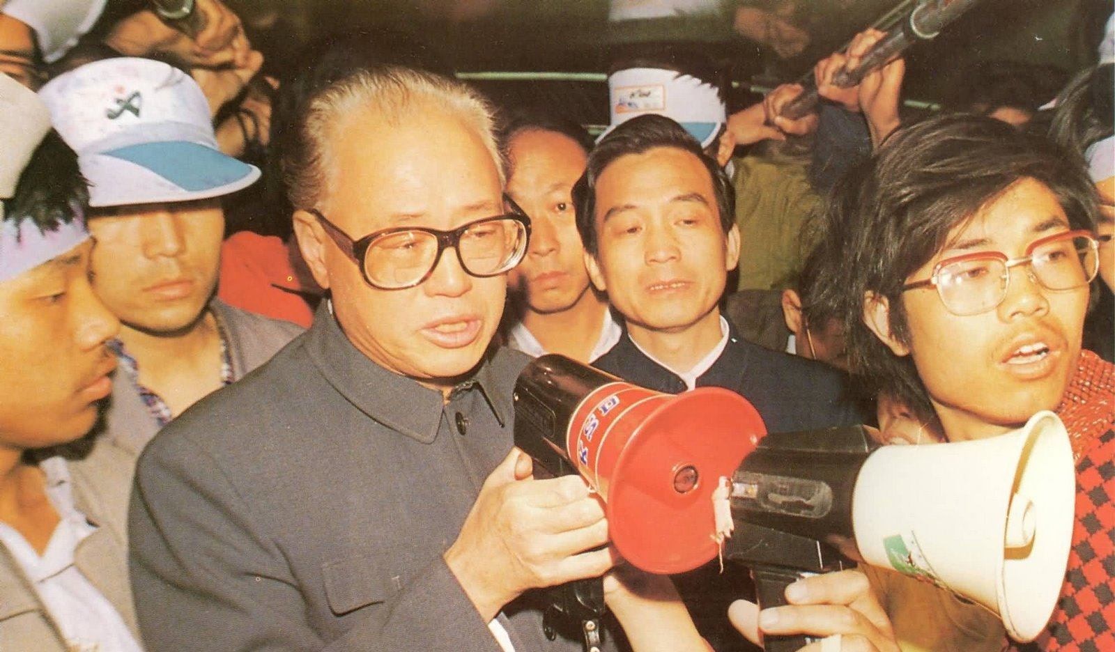 1989年5月19日凌晨近5點，中共中央總書記趙紫陽，在中共中央辦公廳主任溫家寶的陪同下，到天安門廣場探望已經絕食學生。這是他一生中最後一次公開露面。（資料圖片）