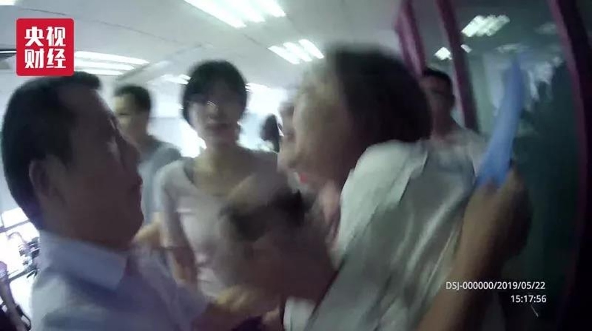 深大通相關人員不但拒絕接收證監會稽查人員前往送達的《立案調查通知書》,更在人身及言語上攻擊稽查人員。(央視) 深大通相關人員不但拒絕接收證監會稽查人員前往送達的《立案調查通知書》,更在人身及言語上攻擊稽查人員。(央視)