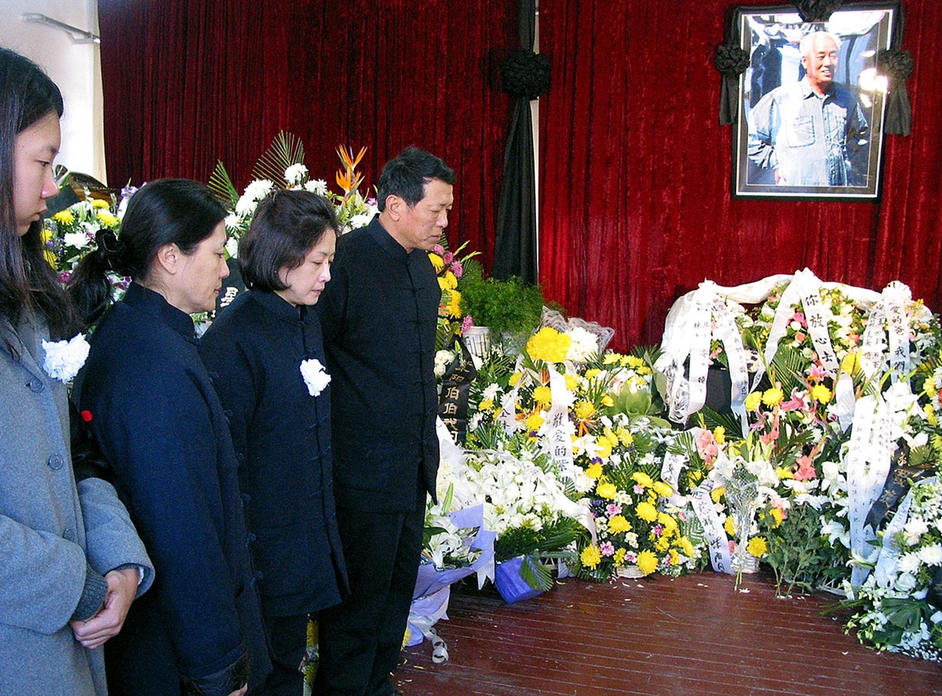 2005年1月17日,趙紫陽逝世,終年85歲。當時趙家設靈,趙二軍(右一)在場打點。(法新社)