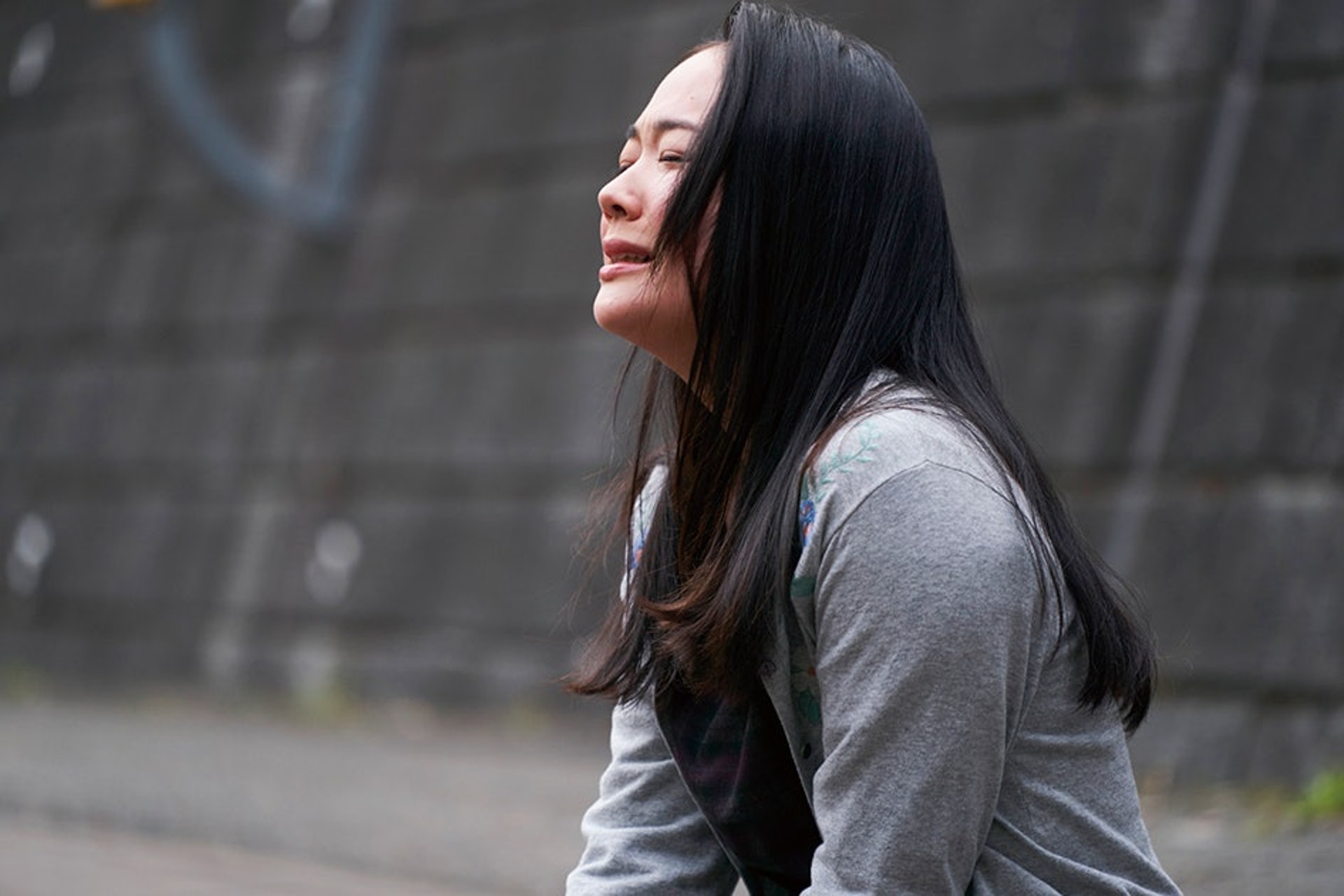 台灣有女網民為爛賭媽媽背責多年,感覺痛苦卻沒法下決心離棄媽媽。圖為示意圖。(《日日是好日》劇照) 台灣有女網民為爛賭媽媽背責多年,感覺痛苦卻沒法下決心離棄媽媽。圖為示意圖。(《日日是好日》劇照)