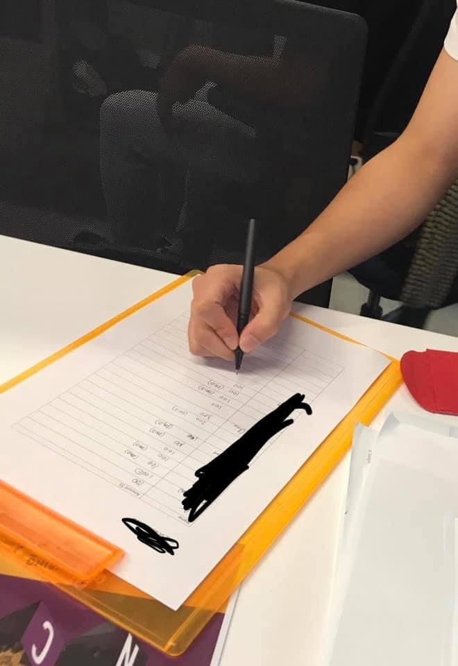 樓主後來把貓B帶到客人公司暫托,一班員工得知有貓B來訪,即刻成為新手保姆陪貓B玩之外,又夾錢資助買食物及看醫生,非常熱心。(fb群組「小心駕駛(討論別人駕駛態度)」圖片) 樓主後來把貓B帶到客人公司暫托,一班員工得知有貓B來訪,即刻成為新手保姆陪貓B玩之外,又夾錢資助買食物及看醫生,非常熱心。(fb群組「小心駕駛(討論別人駕駛態度)」圖片)