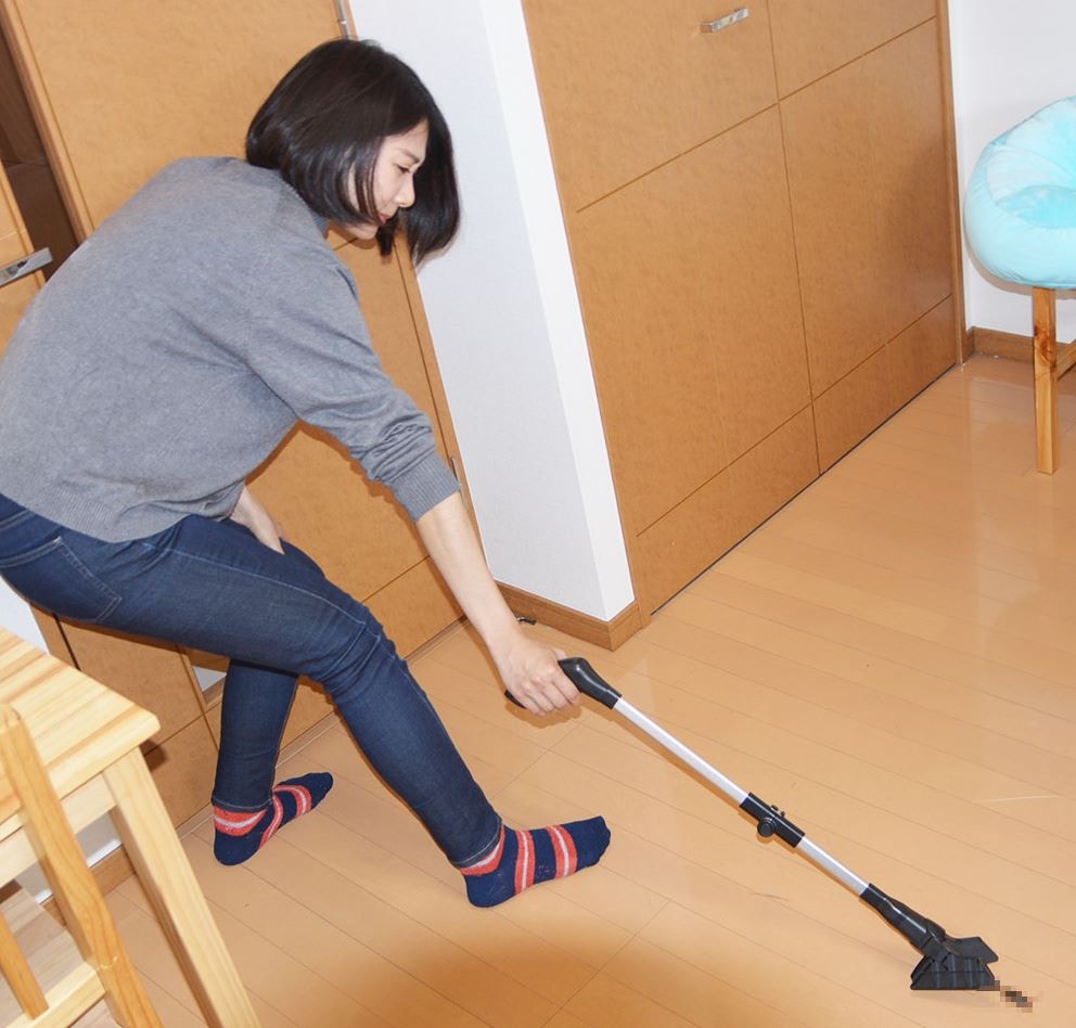 日本Thanko創意發明公司最近新推夾小強神器「虫 ポイマジックハンド」，用家可遠距離處理蟲屍，之後更可摺起收納超方便。（Thanko官方網站圖片）