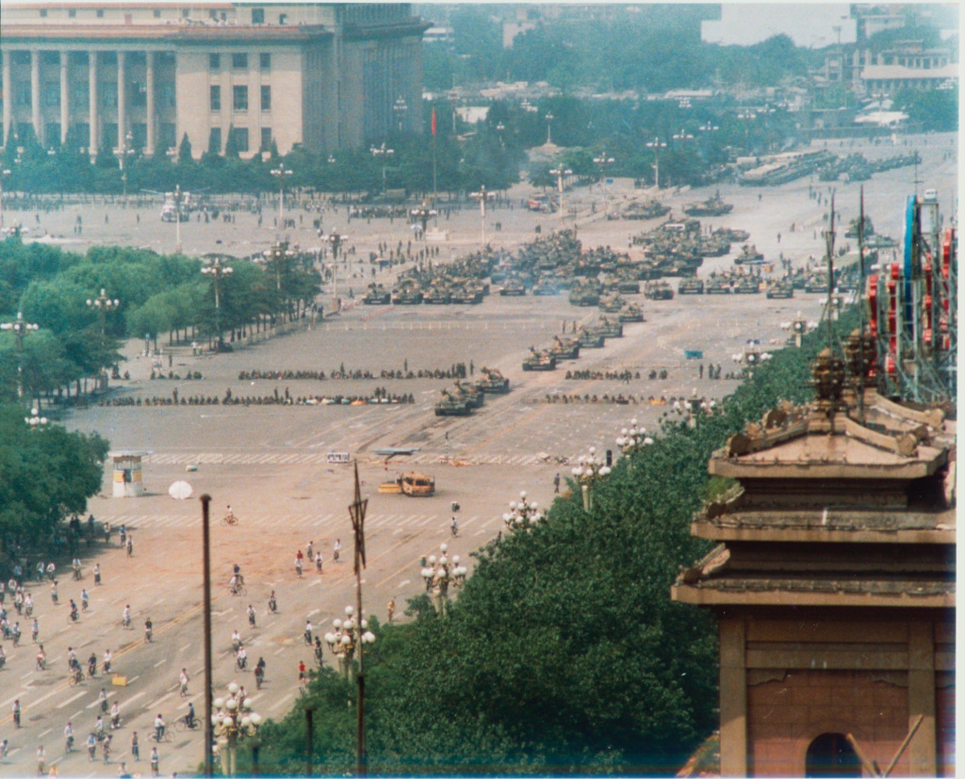 1989年6月4日清晨,解放軍完成天安門廣場清場,日間長安街仍有密集槍聲,市民中槍死傷。(支聯會提供)