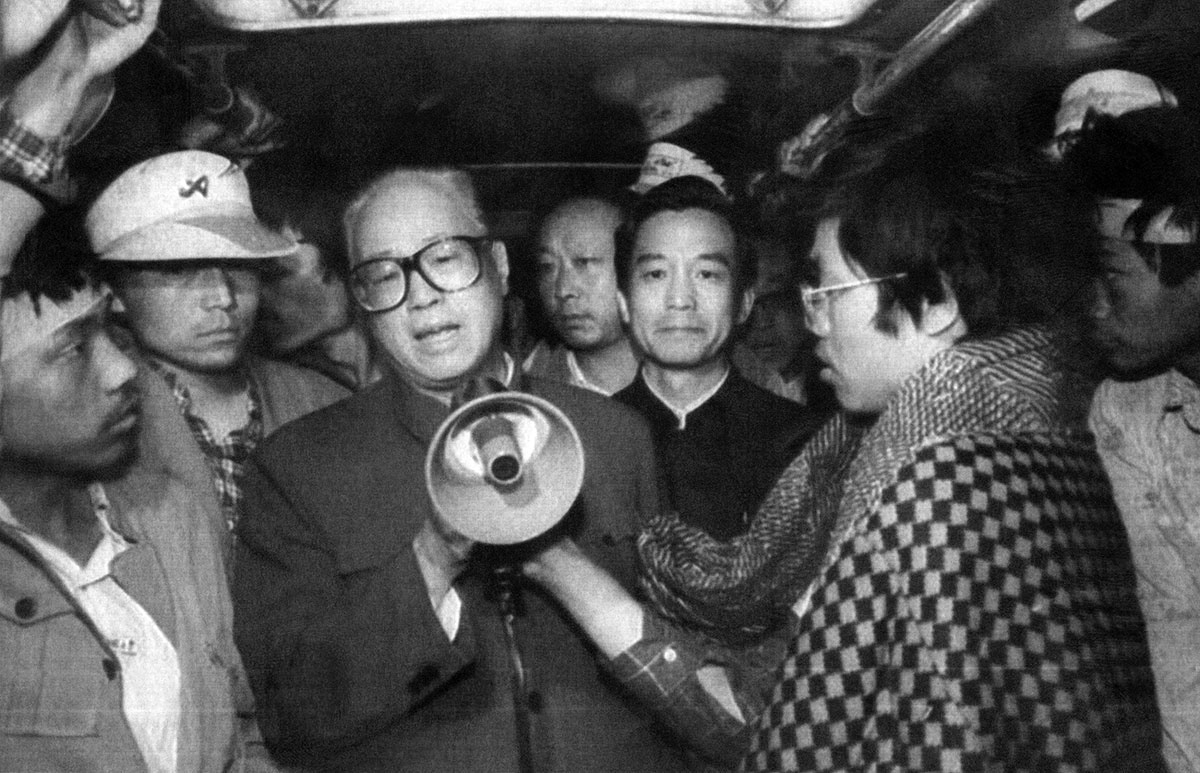 1989年5月19日凌晨近5點，中共中央總書記趙紫陽，在中共中央辦公廳主任溫家寶的陪同下，到天安門廣場探望已經絕食學生。這是他一生中最後一次公開露面。（Getty Images）