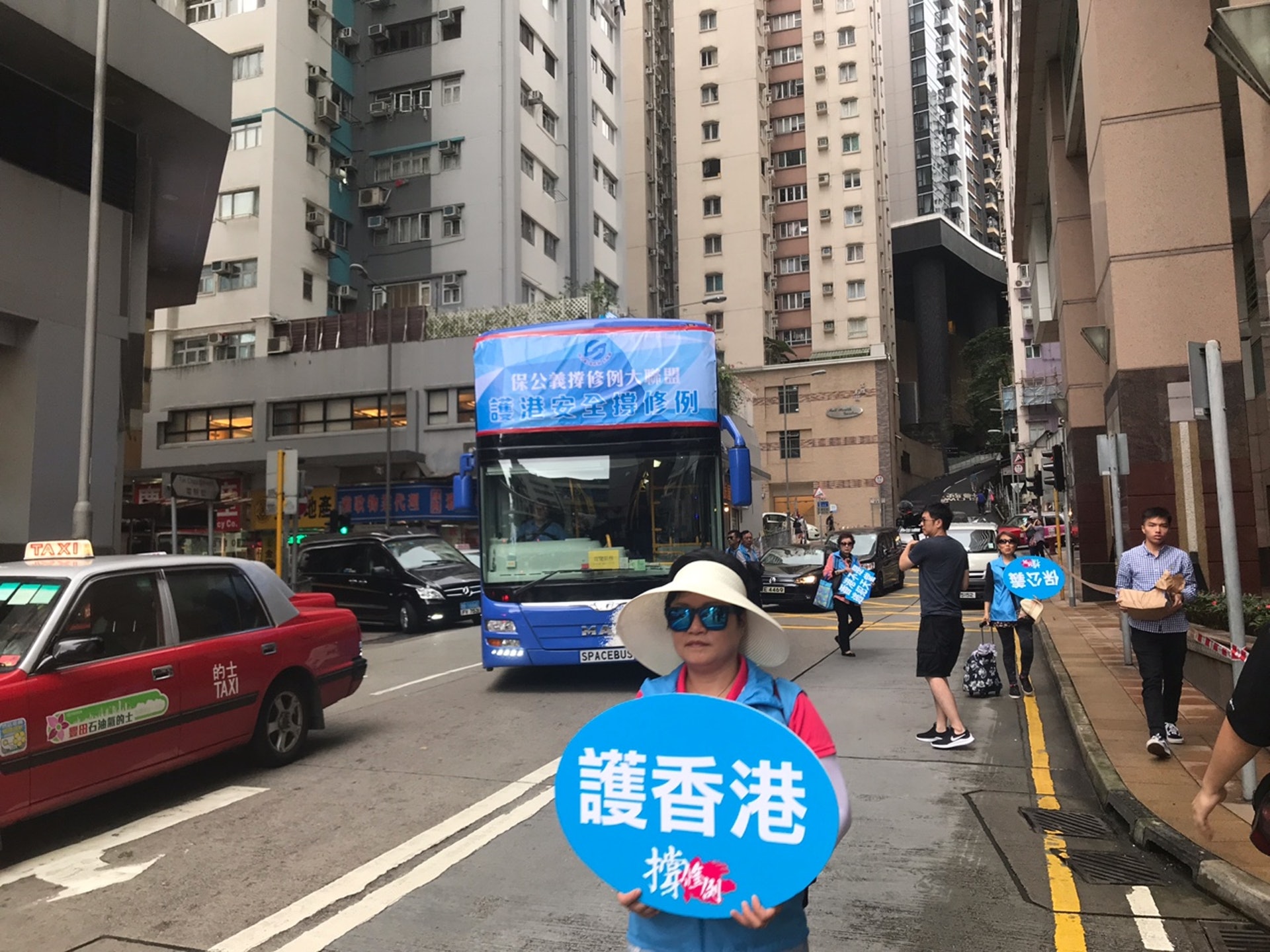 撐逃犯修例巴士在馬路中心違規落客。 撐逃犯修例巴士在馬路中心違規落客。