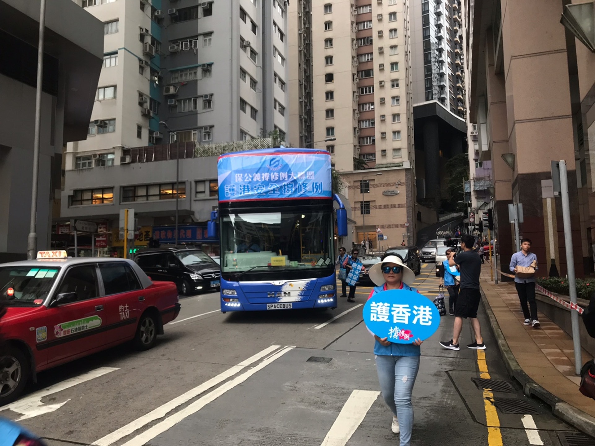 撐逃犯修例巴士在馬路中心違規落客。