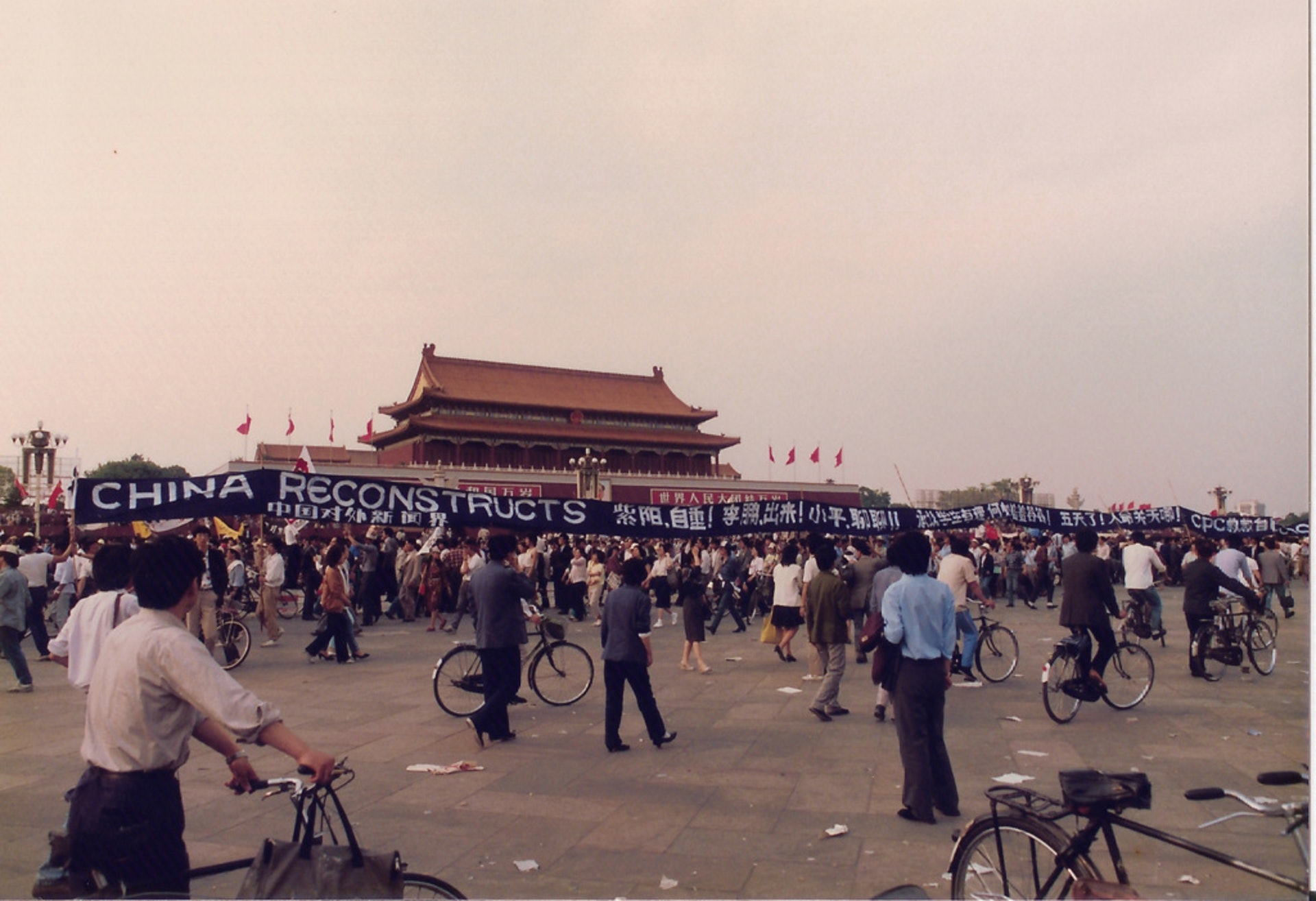 八九民運期間,有學生打出「趙紫陽自重、李鵬出來、鄧小平聊聊」的標語。(支聯會提供)