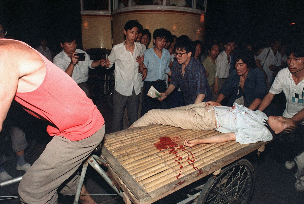1989年6月3日夜晚至6月4日凌晨，解放軍開槍鎮壓八九民運，不少市民、學生中槍身亡。（法新社）