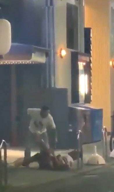 受襲男子倒地後,襲擊者未有擺休,繼續施襲。