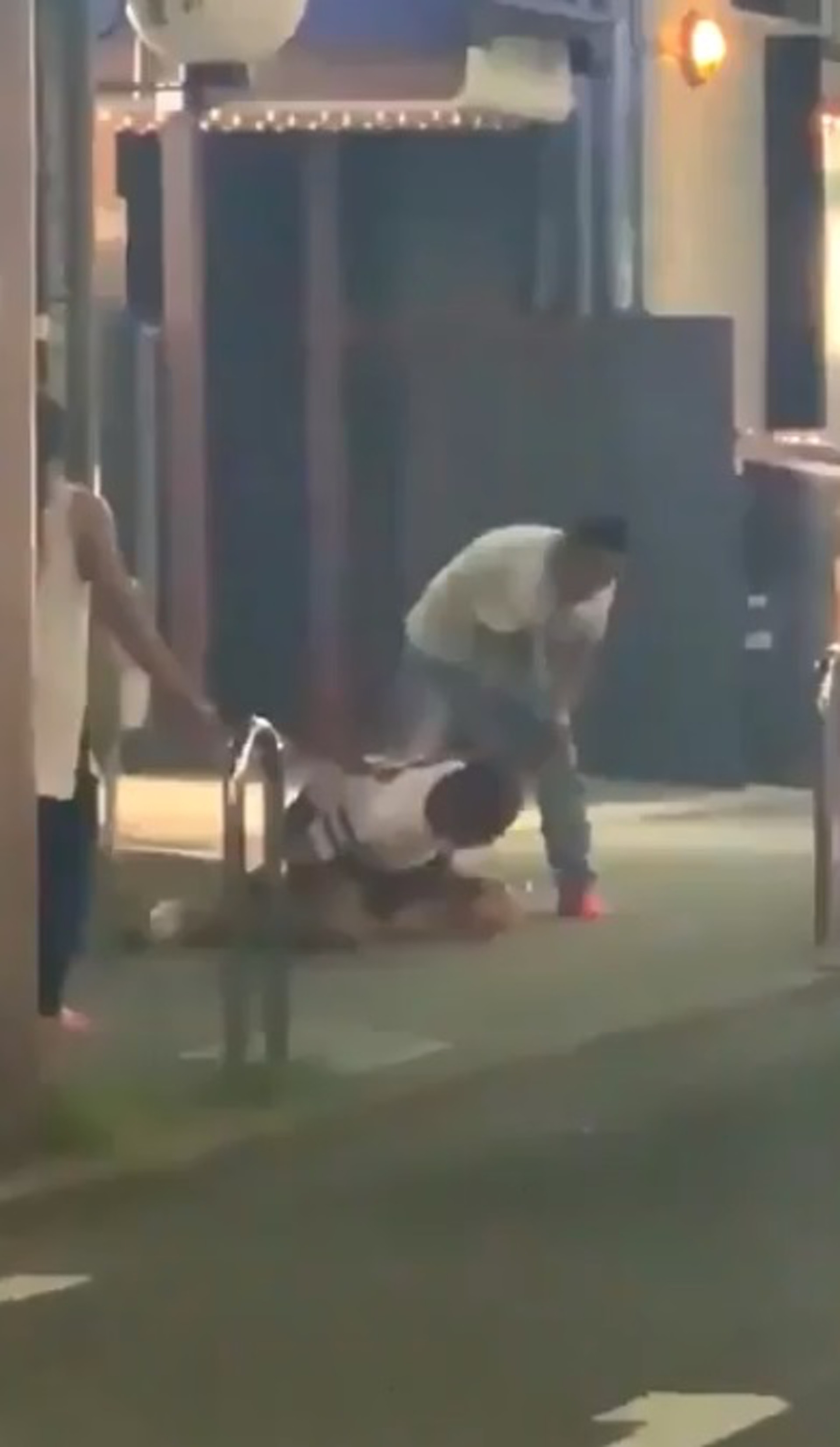 途中有人前往喝止但無果。