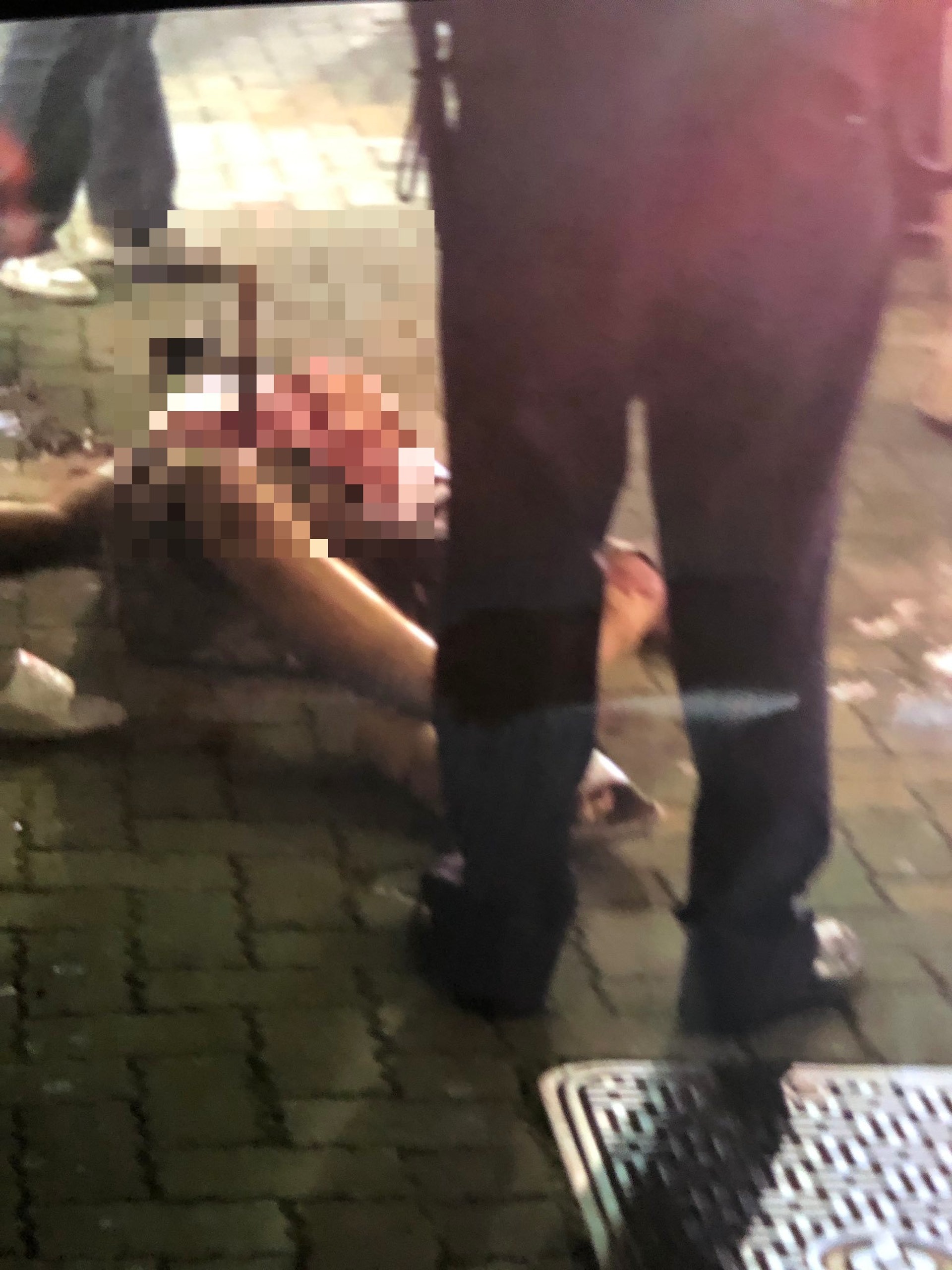 由其他網民拍攝照片,兇手把刀插進受襲男子腹部,男子送院期間傷重死亡。(Twitter圖片)