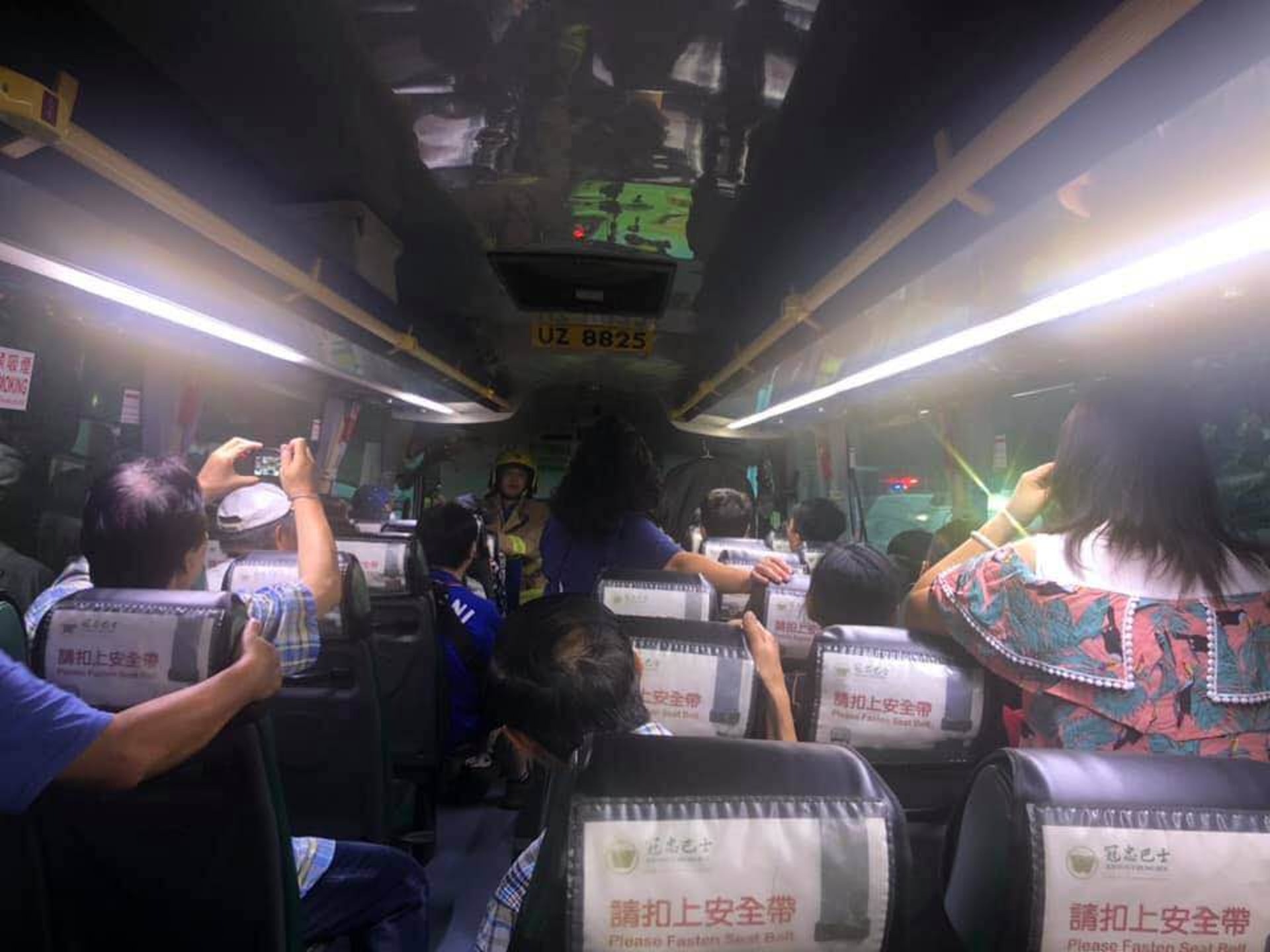 消防向巴士乘客講解封路原因。(讀者張先生提供)