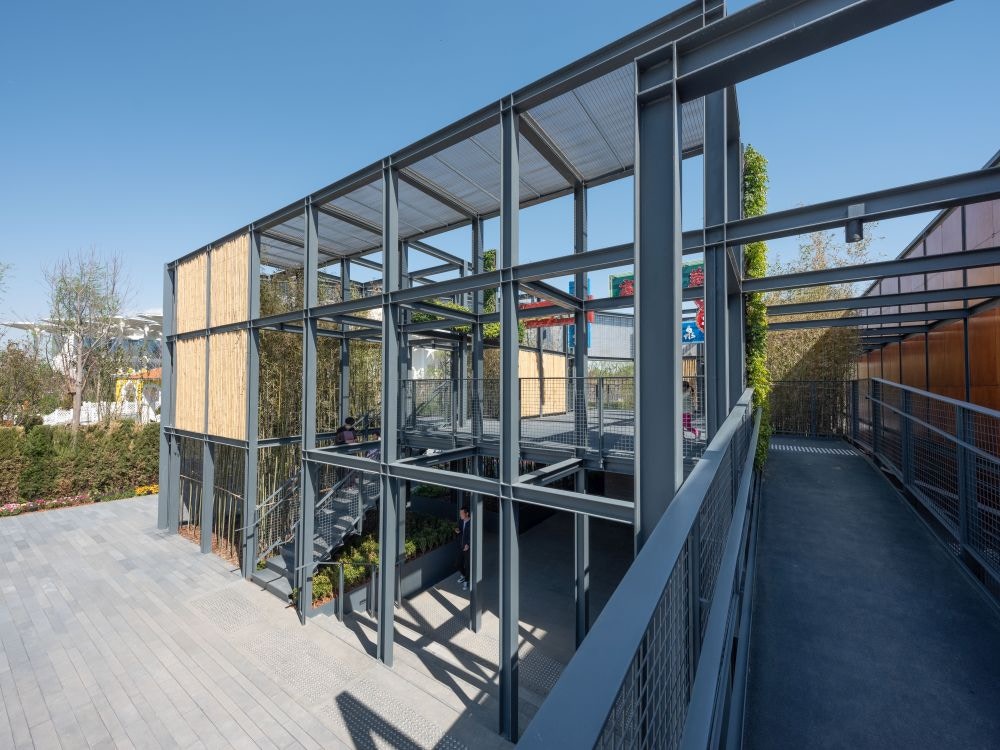 建築展亭的建造原料大多是香港地盤常見的物料，例如工字鐵、竹棚、鋼筋網、木板等。（發展局圖片）