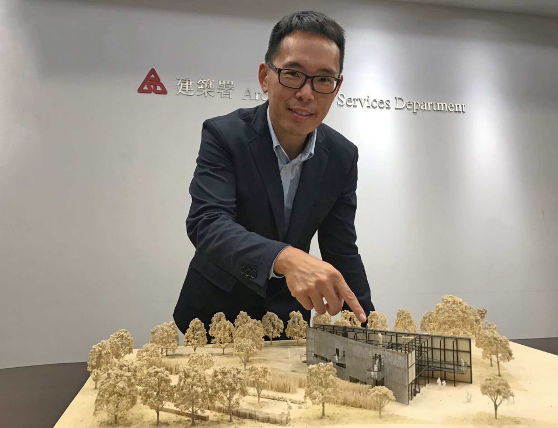 建築署高級建築師羅善恒介紹說,「香港園」面積約2 000平方米,主要由建築展亭、特色展牆和園藝花園組成。(發展局圖片)
